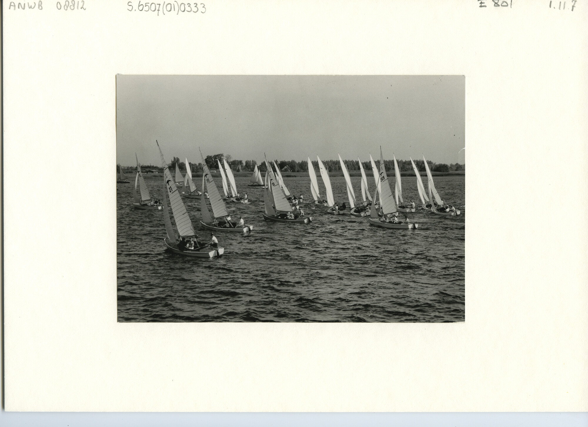 S.6507(01)0333; Halfwindse start van de Valkenklasse op de Vinkeveense Plassen; foto