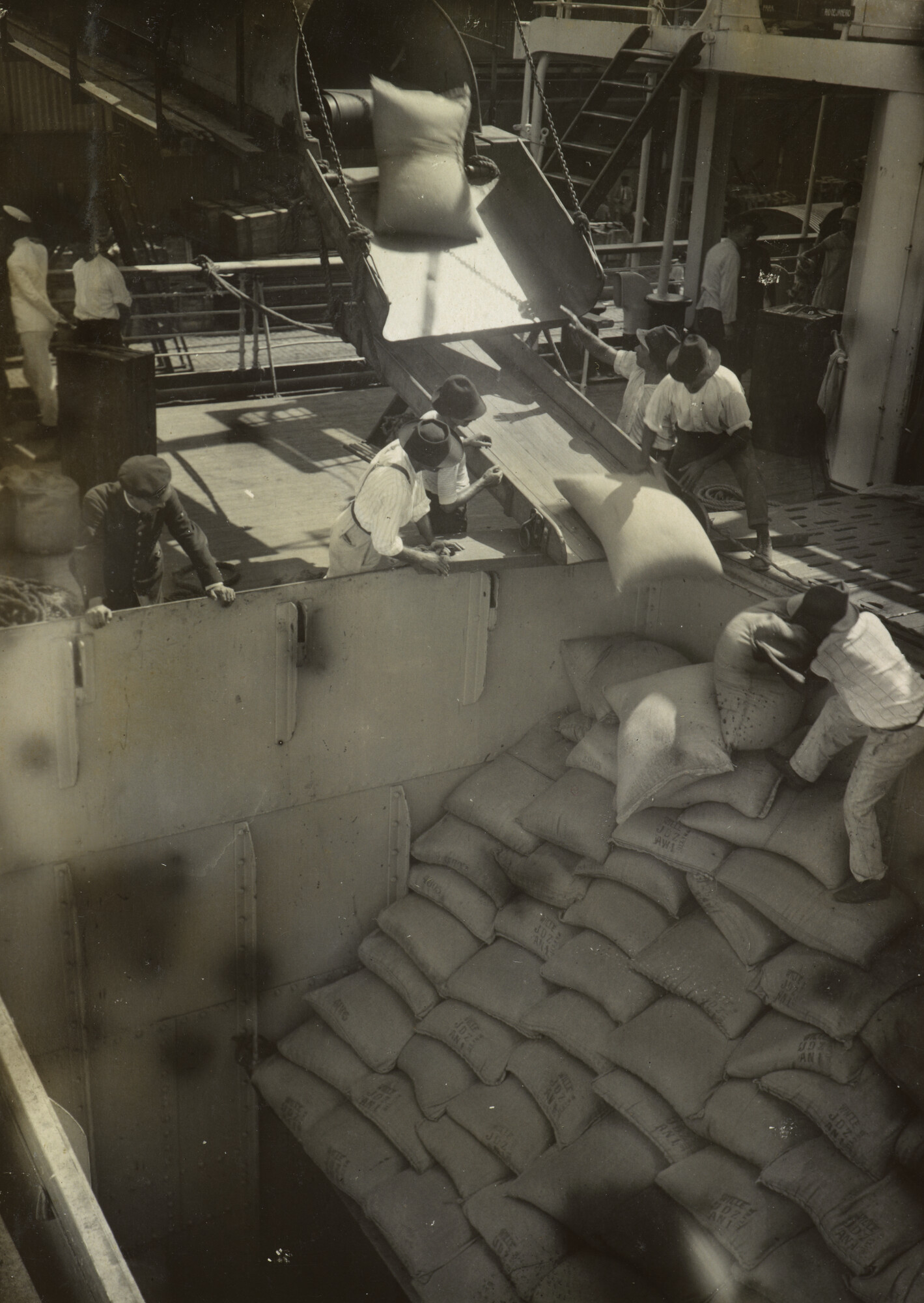 2003.0418; Album met foto's gemaakt aan boord van het ss. 'Orania' en in diverse havens tijdens de reizen van Amsterdam naar Zuid Amerika; fotoalbum