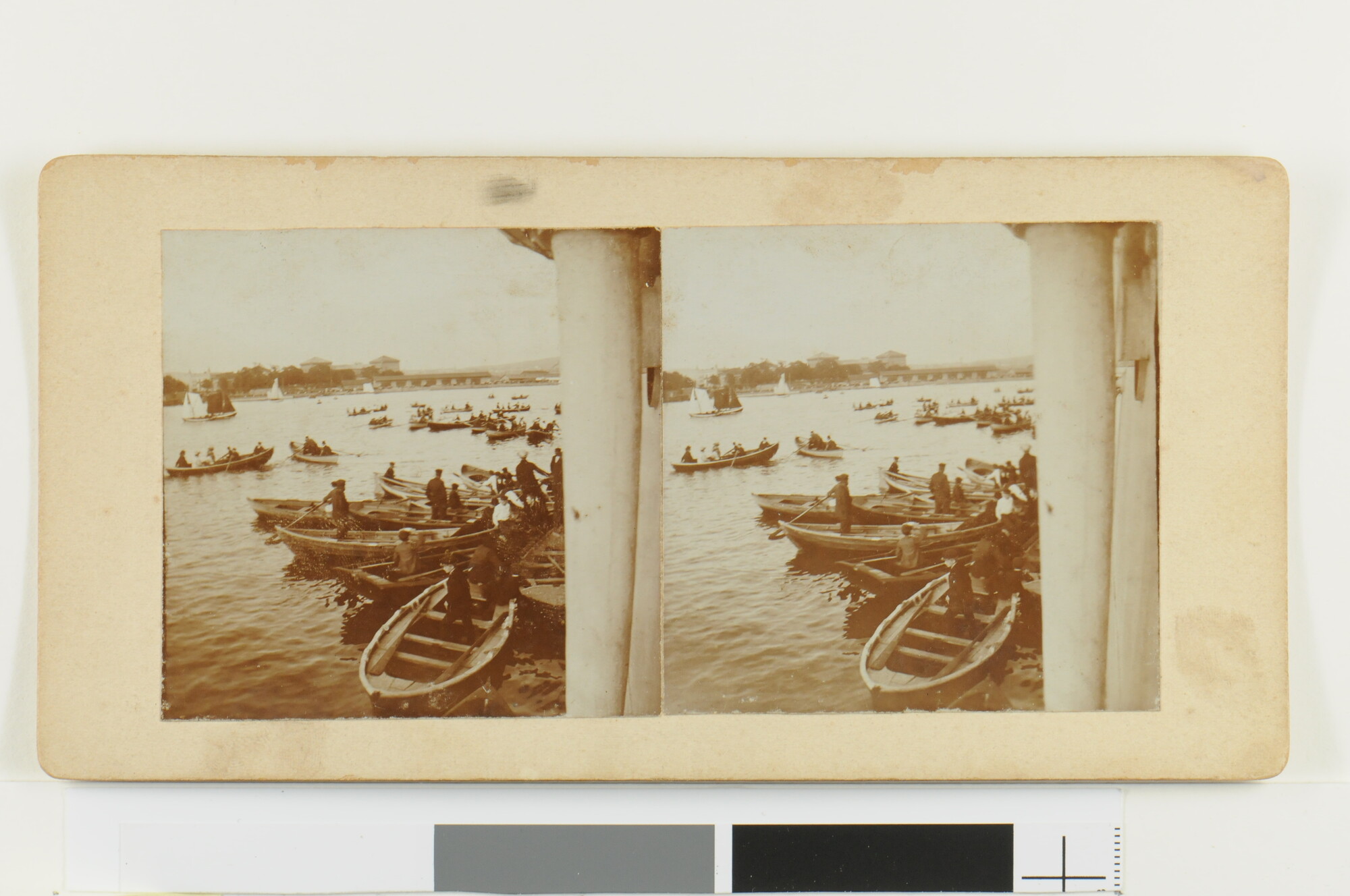 RS.0713(36); Roeibootjes met handelaren rond Hr.Ms. Friesland in de baai van Christiana; foto