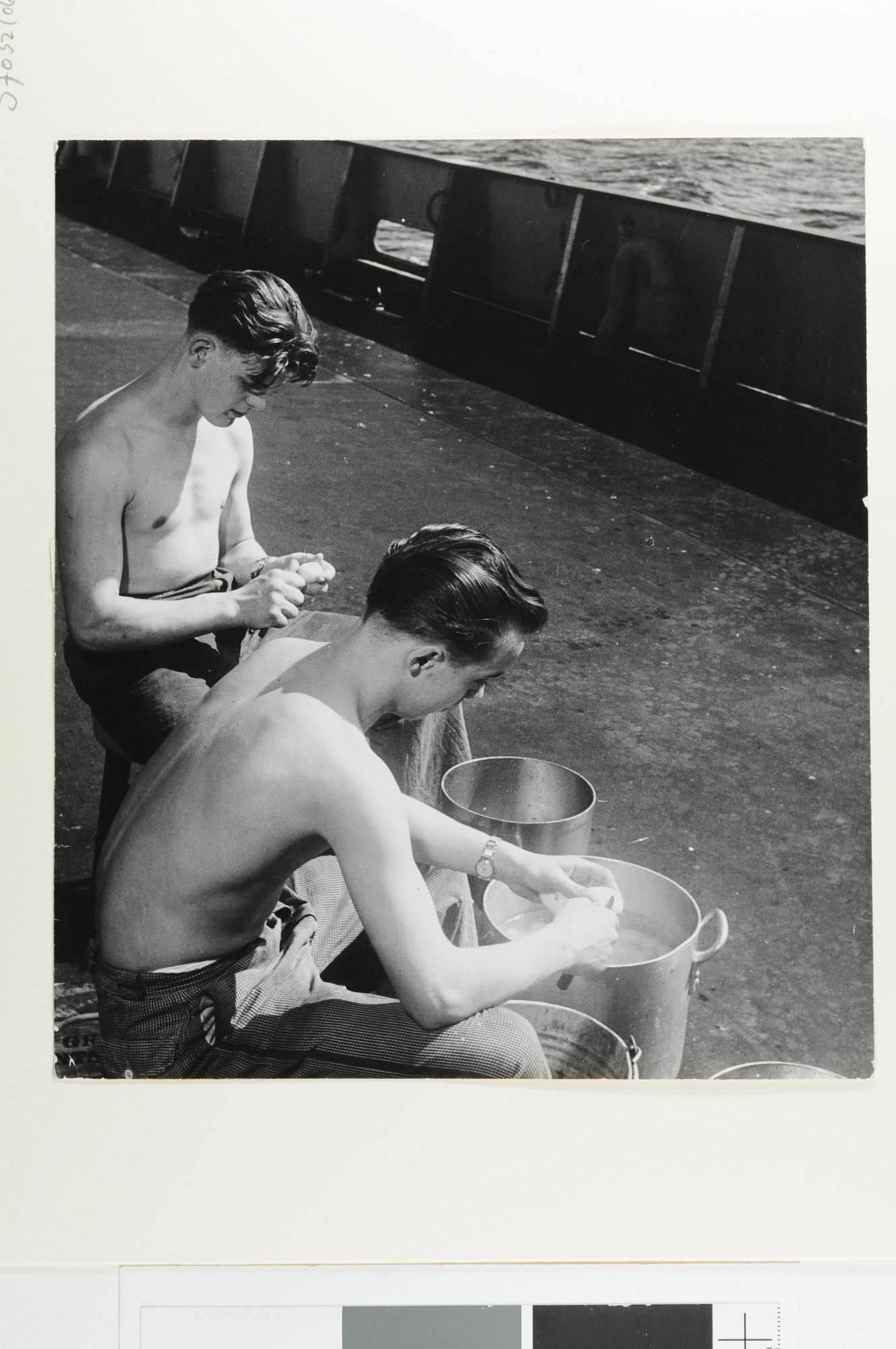 S.7032(060); Geposeerde opnames van het leven aan boord tijdens een reis met het vrachtschip ms. 'Witmarsum' van de NV; fotoreportage