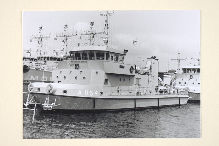 1995.1035; Het duikvaartuig Hr.Ms. Hydra (M 854) afgemeerd in de marine-haven van Den Helder; foto