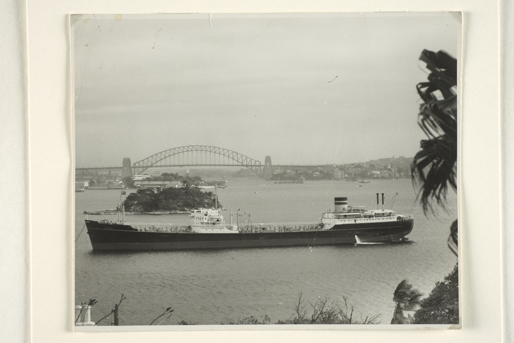 1996.0609; De tanker ms. Bussum van de Stoomvaart Maatschappij 'Oostzee' in Sydney Harbour; foto