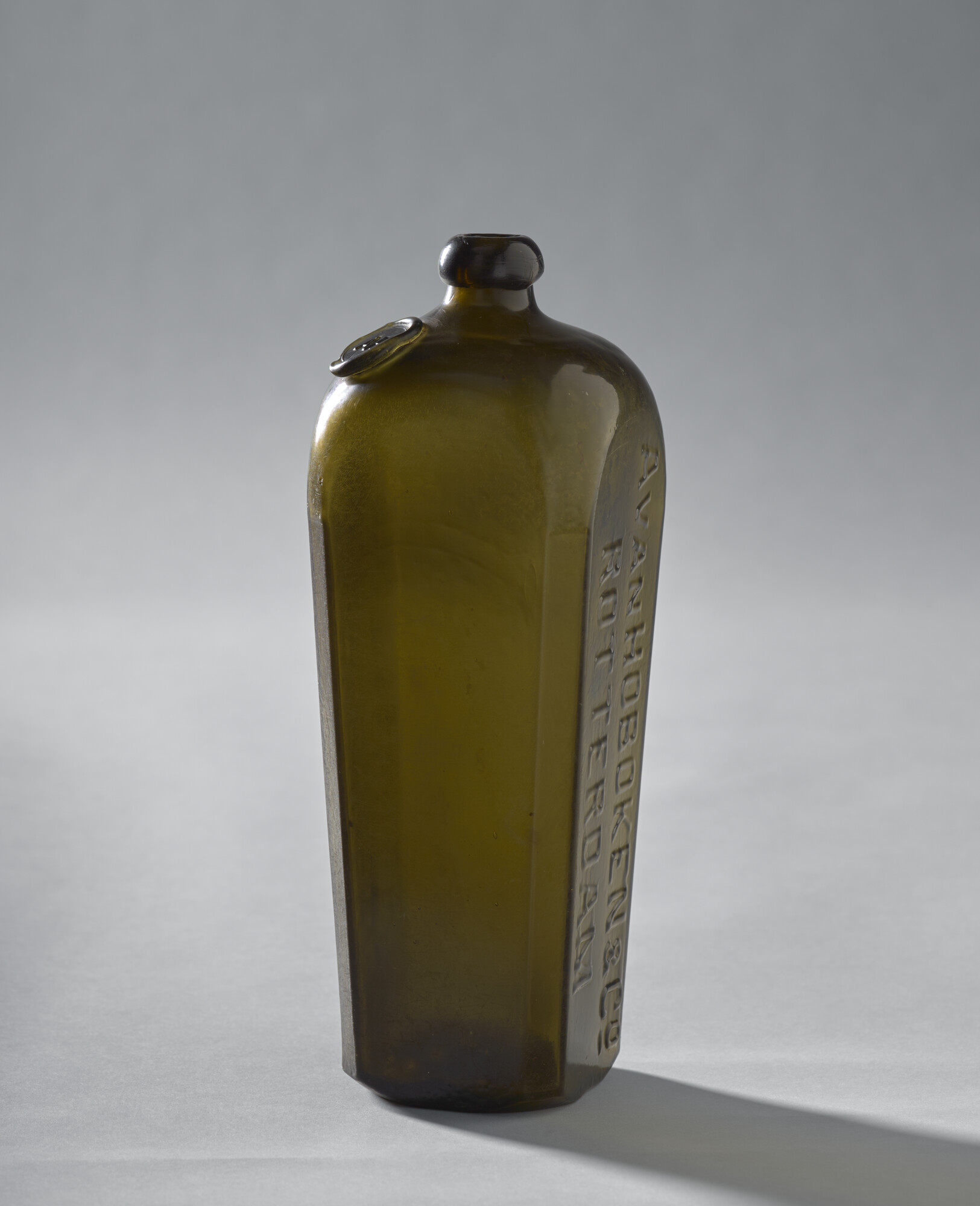 1990.0961; Vierkante jeneverfles. Met opschrift A. van Hoboken & Co. Rotterdam; fles