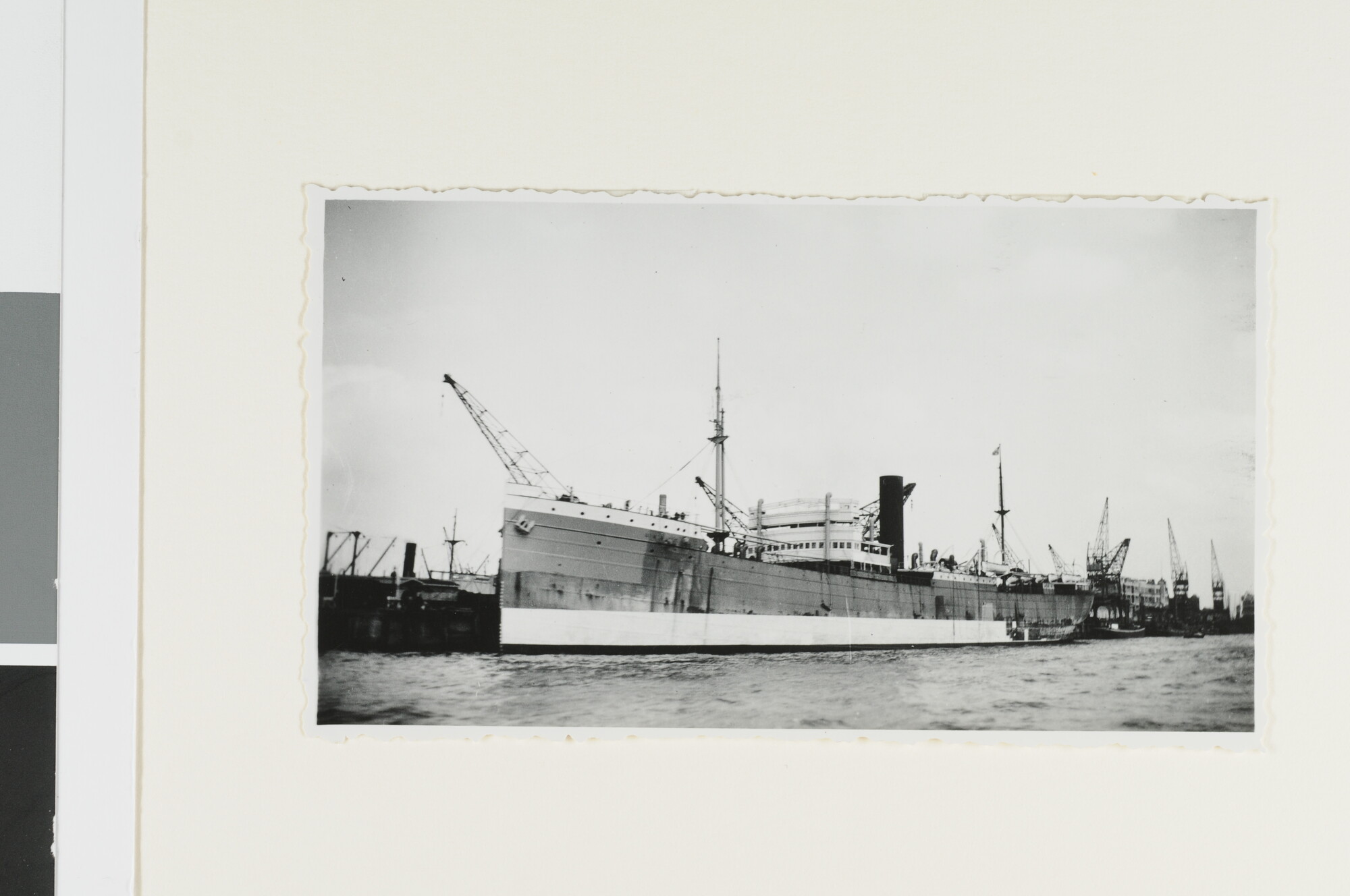 S.4380(04)429; Het vrachtschip ss. Garoet van de Rotterdamsche Lloyd in Amsterdam; foto