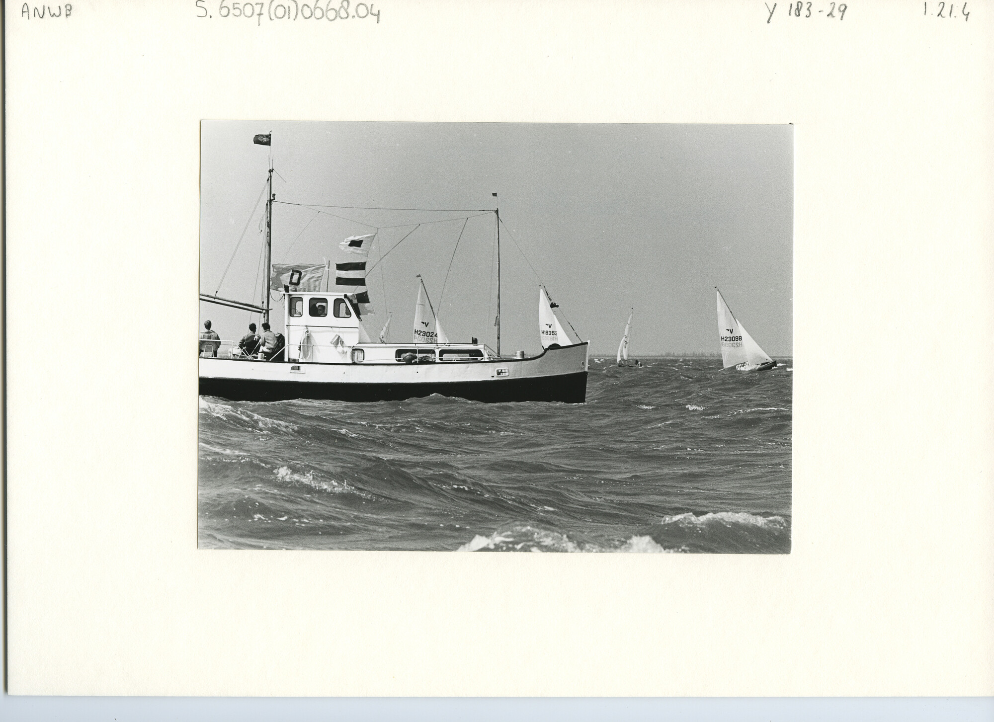 S.6507(01)0668.04; Foto van Vauriens bij flinke bries op het IJsselmeer voor Medemblik; foto