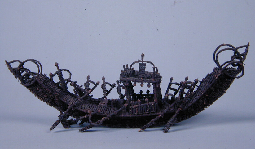 S.0904; Model van een Ambonese prauw gemaakt van kruidnagelen; scheepsmodel