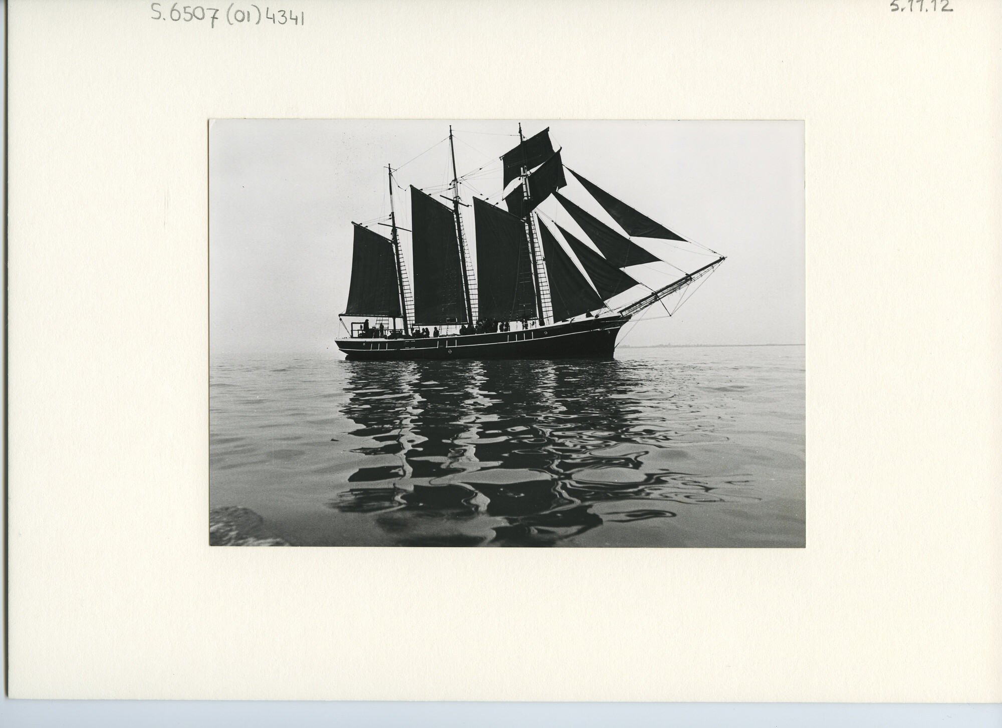 S.6507(01)4341; Foto van de Britse houten driemasttopzeilschoener Kathleen & May (1900) met donkere romp zeilend op ruim water; foto