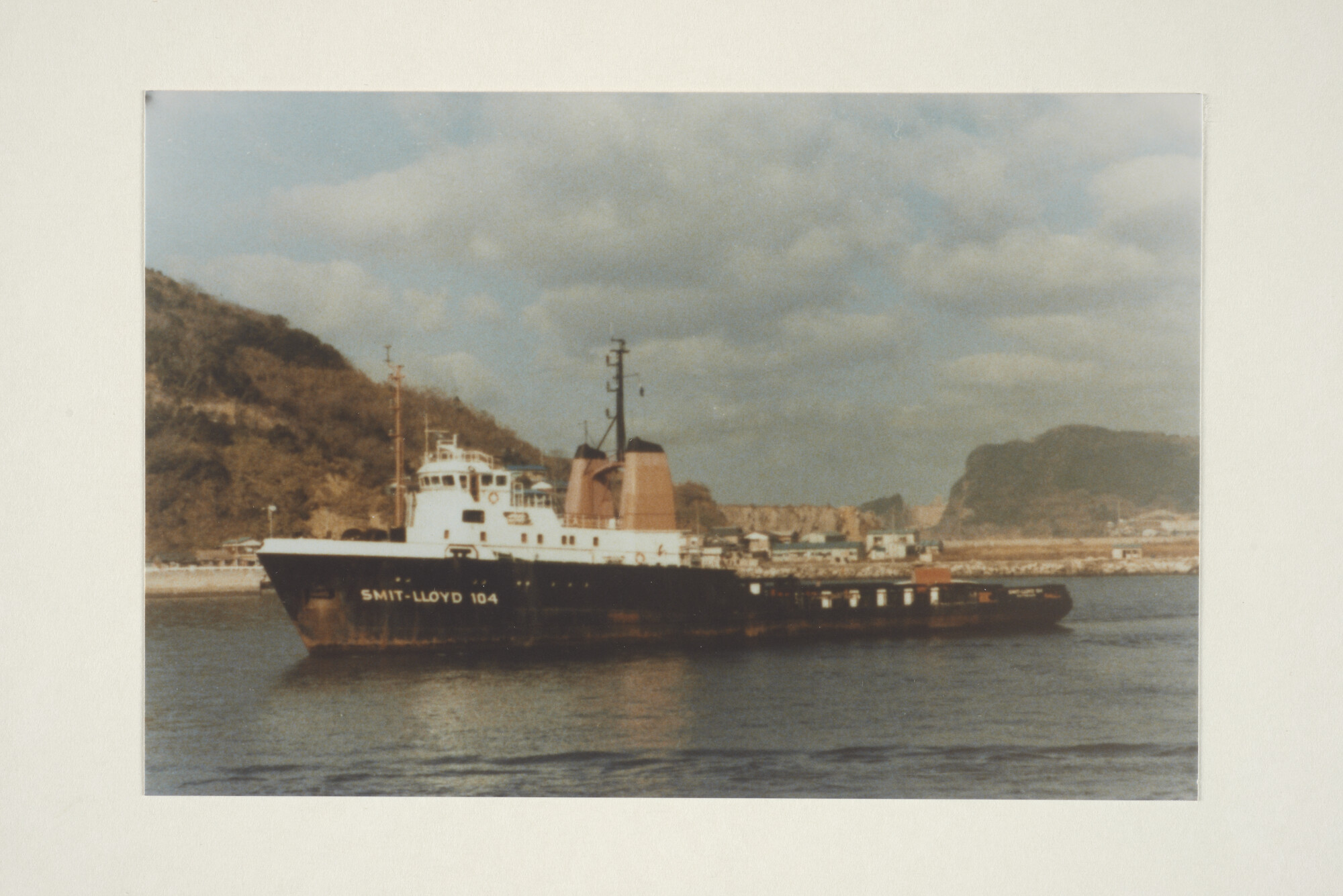 1997.4670; Kleurenfoto van het bevoorradingsschip 'Smit Lloyd 104' van Smit Lloyd BV; foto