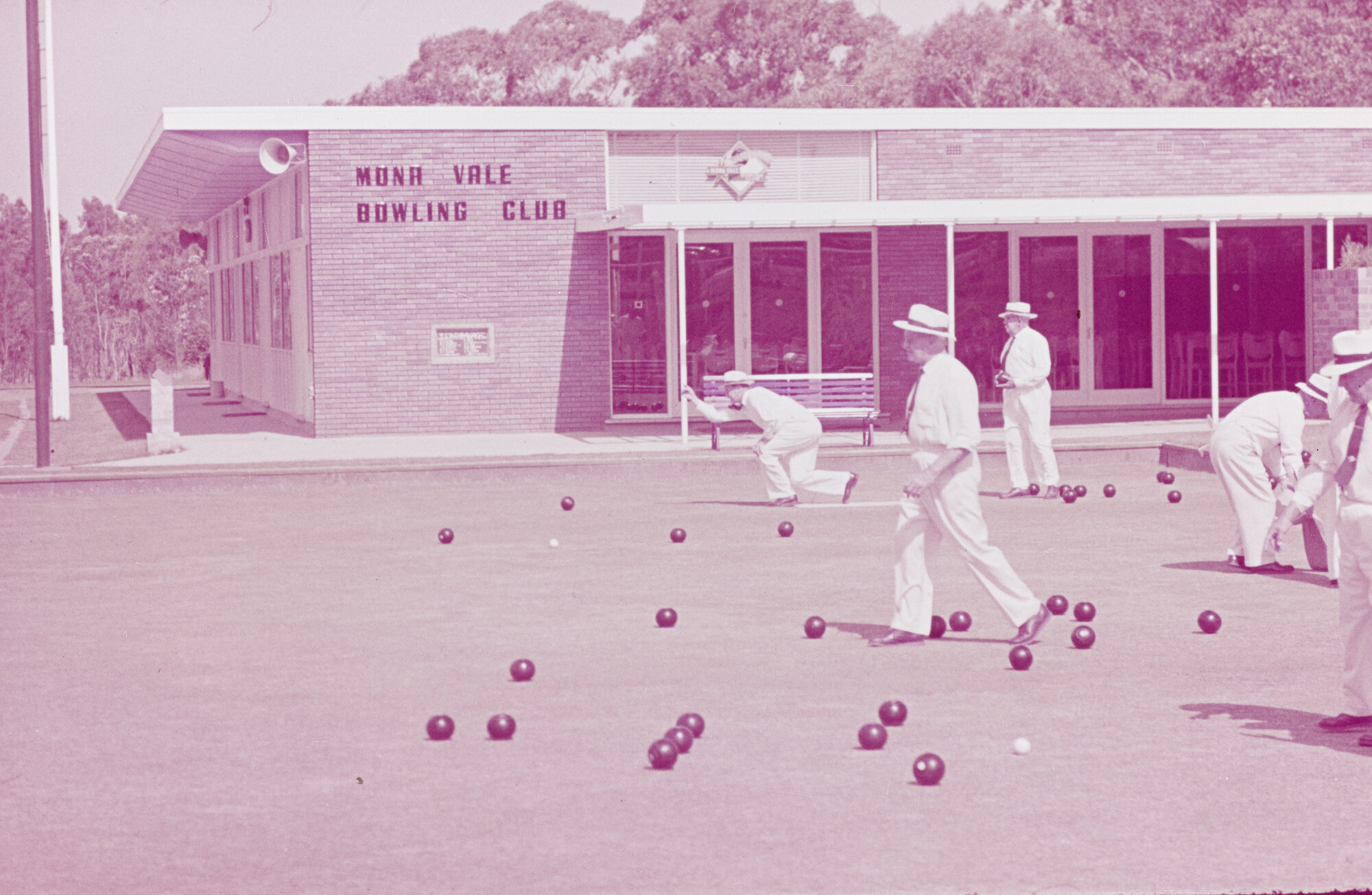 2015.1093; Dia van westerse mannen aan het bowlen op de Muna Vale Bowling Club; diapositief
