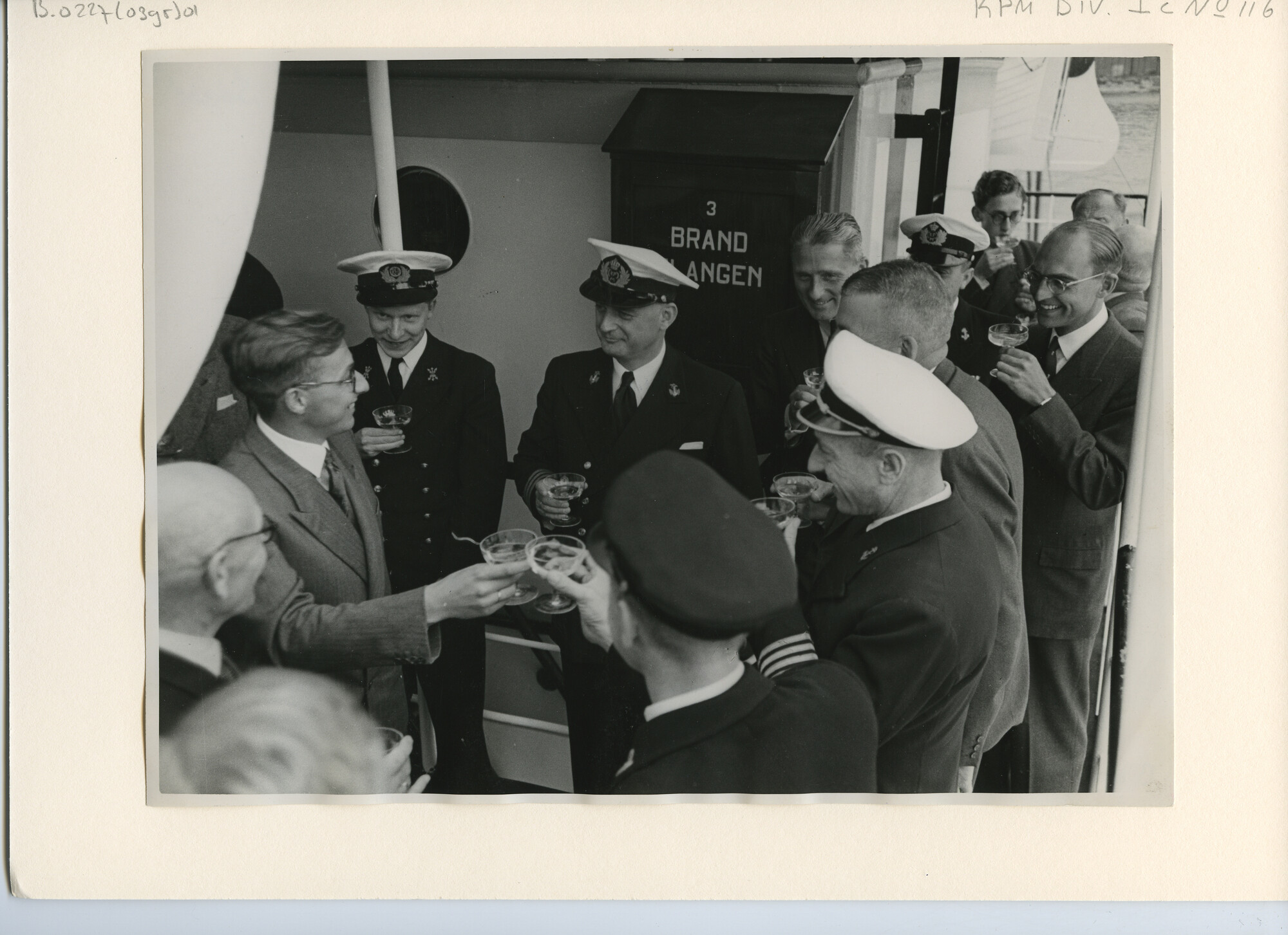 B.0227(0395)01; Foto van de gasten a/b ms. Siaoe bij de overdracht aan de KPM; foto