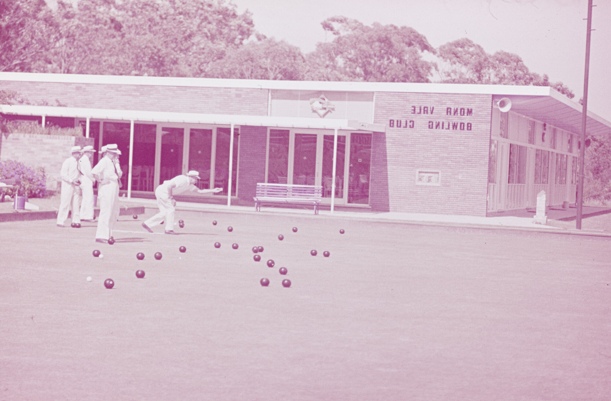 2015.1104; Dia van bowling spelende westerse mannen bij het clubhuis van de Mona Vale Bowling Club; diapositief