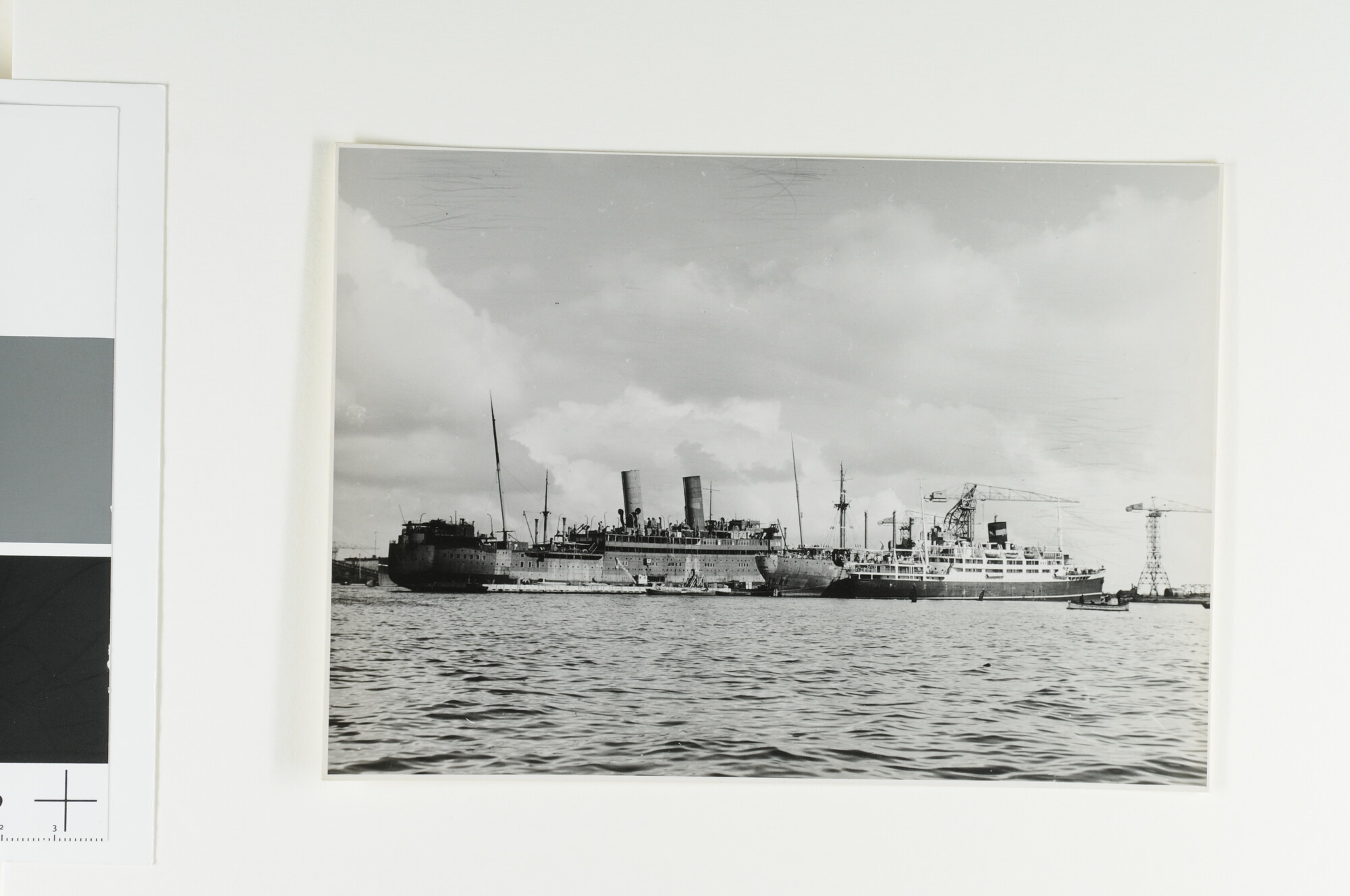 S.5582 a 0812; Het passagiersschip ss. 'Veendam', ms. Celebes en ms. Molotov liggen voor reparatie bij de Nederlandsche Droogdok Maatschappij te Amsterdam; foto