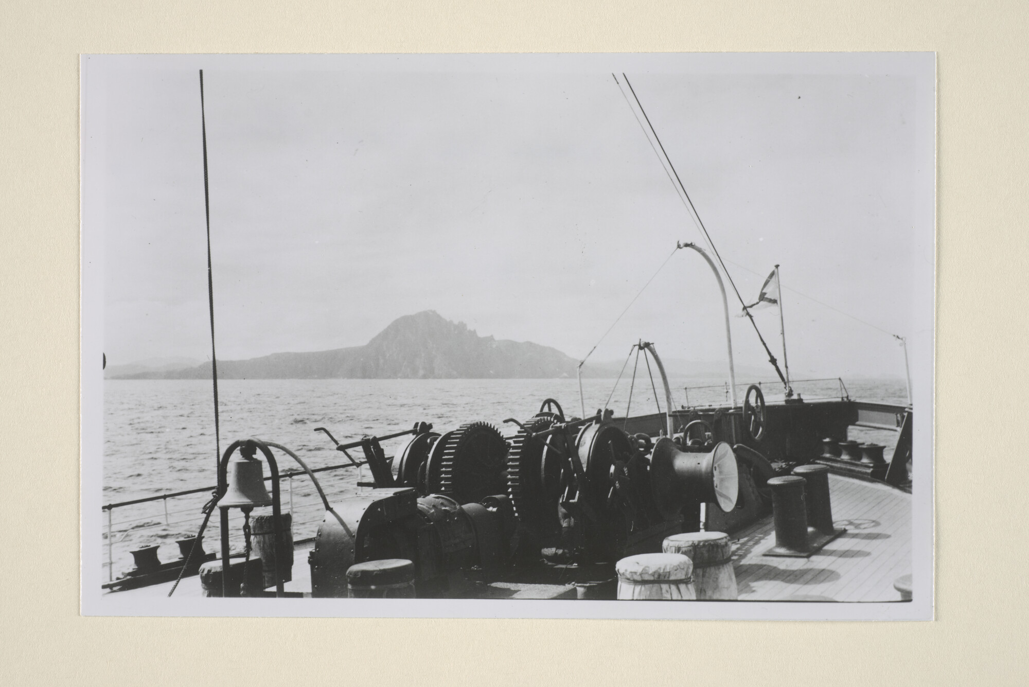 1995.5088; Gezicht op Kaap Hoorn vanaf het dek van ms. 'Tawali' van de SMN tijdens de reis Los Angeles naar Durban [...]; foto