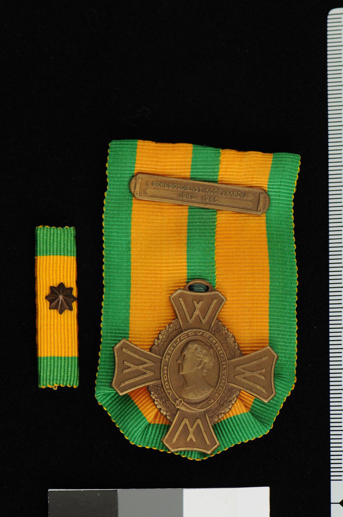 A.5634(01); Oorlogsherinneringskruis met gesp voor Oorlogsdienst Koopvaardij 1940-1945; onderscheiding