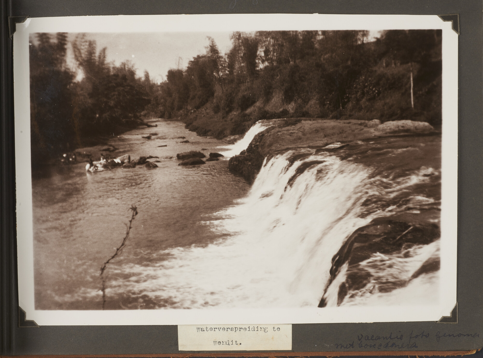 2019.0973; Fotoalbum van luitenant-ter-zee 2e klasse bij de Dienst der Conservatie Bouwen Huisman (1912-2001); fotoalbum