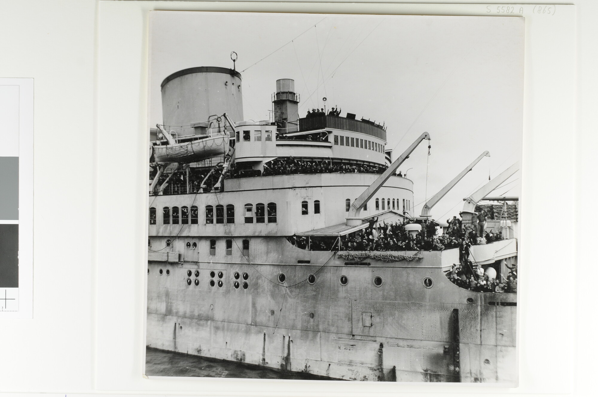 S.5582 a 0865; De terugkeer van het tot troepentransportschip omgebouwde passagiersschip ms. Ruys; foto