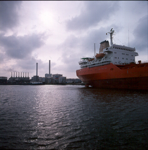 S.9100(8414); Dia van de Noorse gastanker ms. Bow Star met op de achtergrond de Hemweg [...]; diapositief