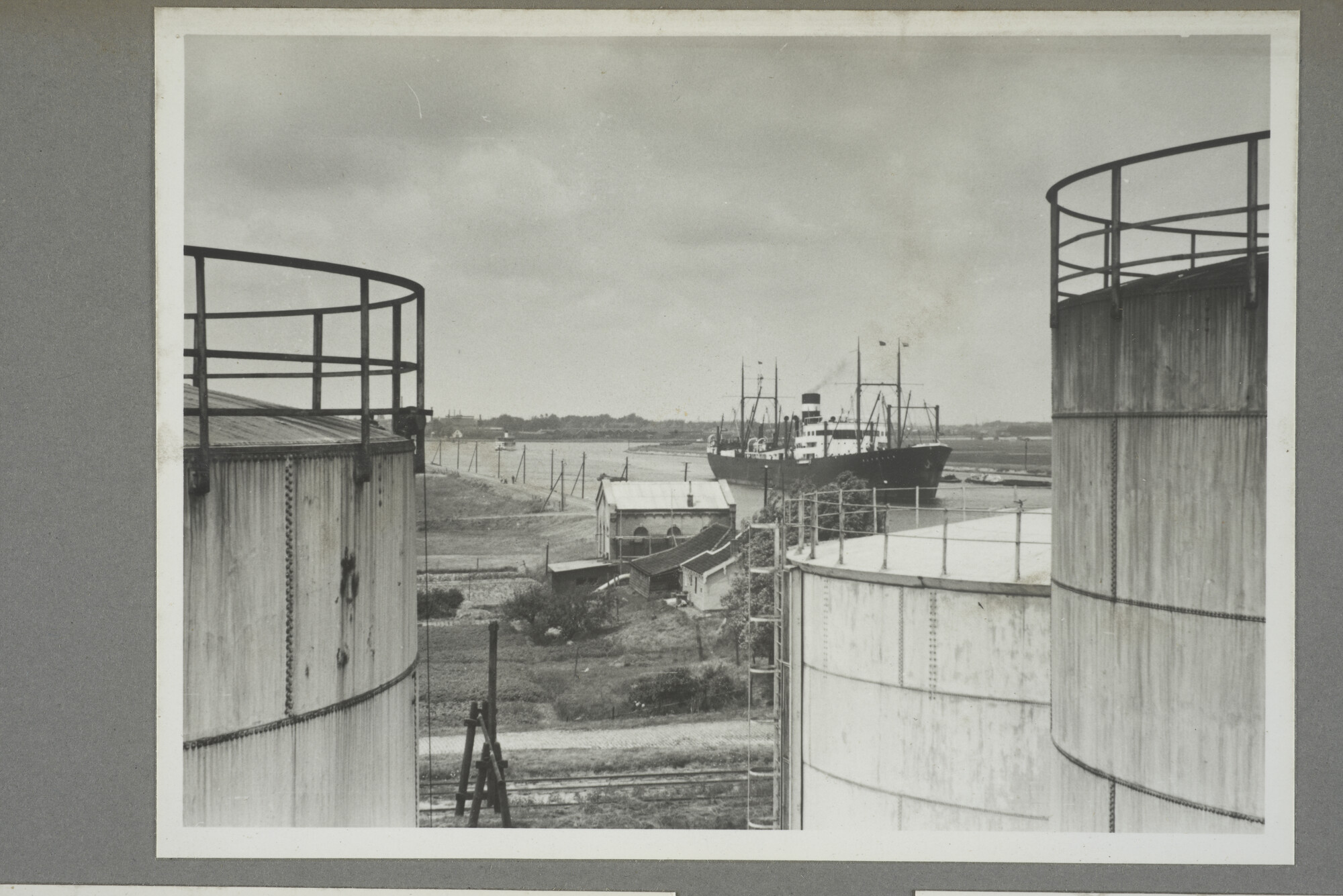 1998.2177; Omslag/ album met een grote hoeveelheid proeffoto's gemaakt door mw. A.M. Wolff-Koller in opdracht van de Gemeente Handelsinrichtingen in Amsterdam; omslag