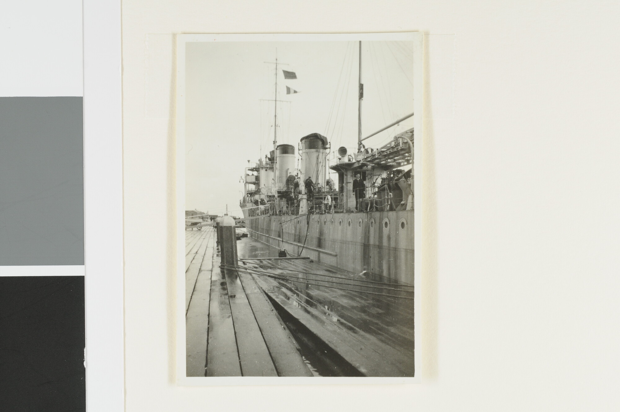 A.2867(01)084; Foto's van de torpedobootjager Hr.Ms. 'Van Nes' afgemeerd aan het Nieuwe Diep; fotoreportage