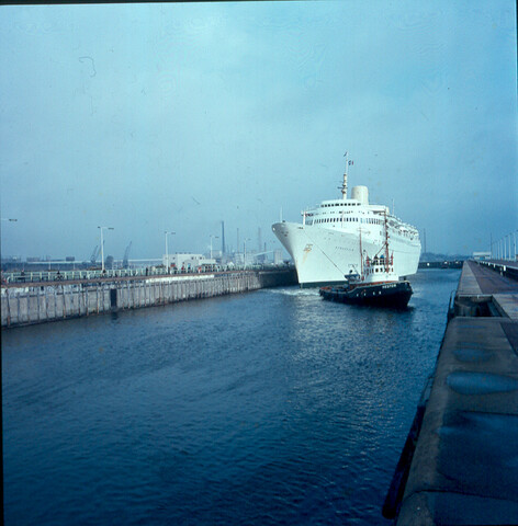 S.9100(2974); Dia van het Zweedse cruiseschip 'Kungsholm' van de Svenska Amerika Linien; diapositief