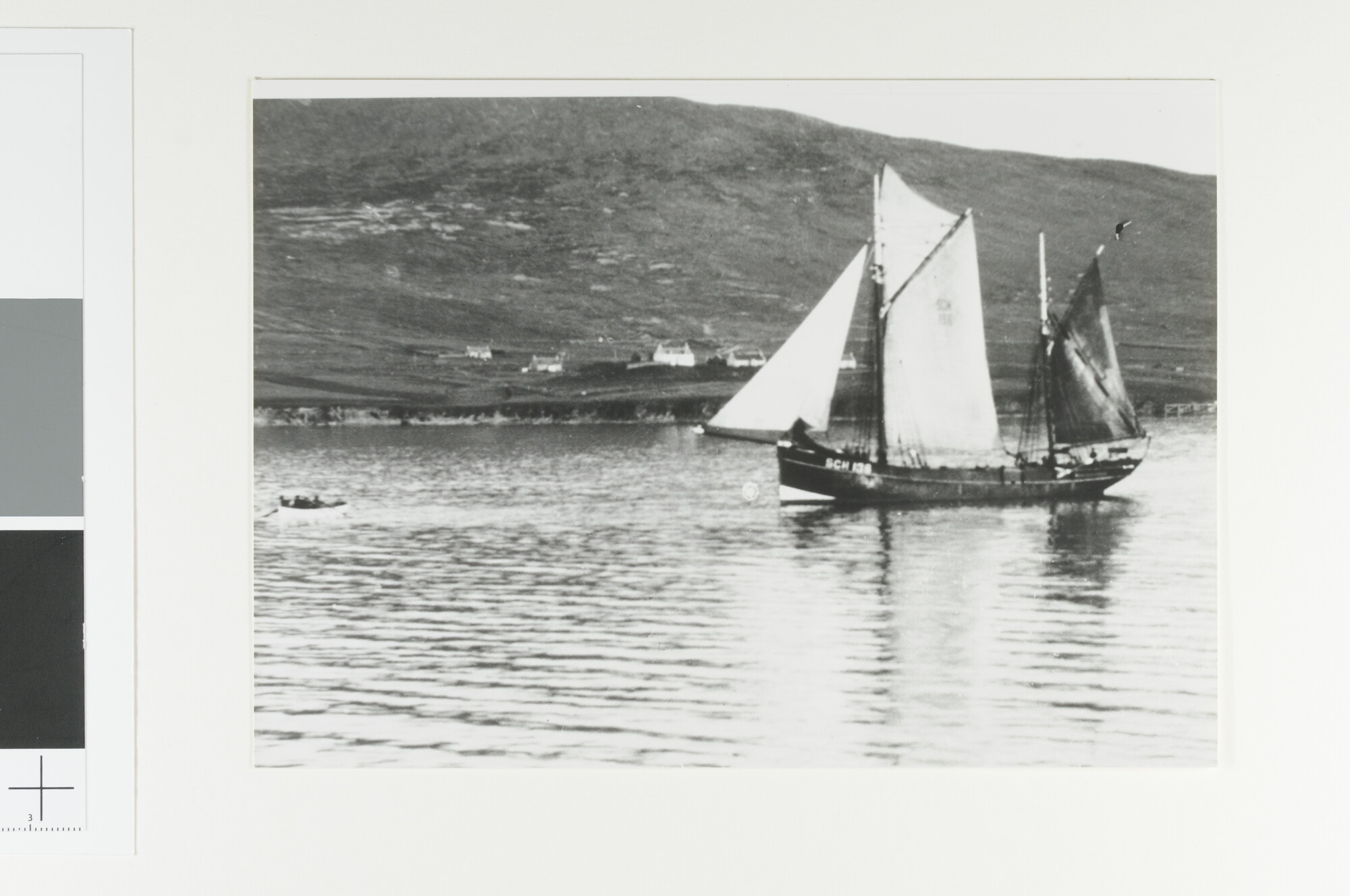 A.5044(14); De Scheveningse logger 'SCH 136' loopt de baai van Lerwick binnen; foto