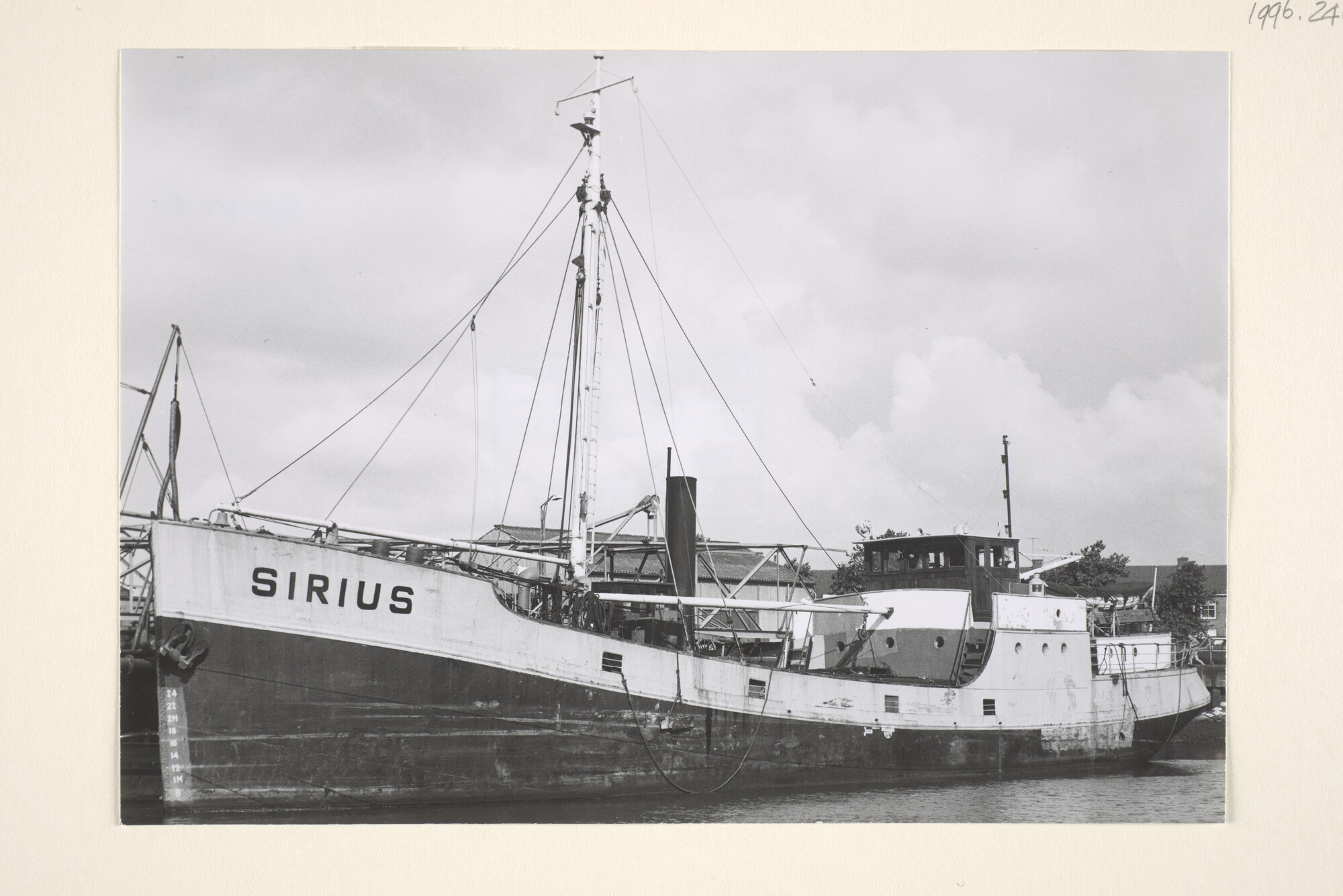 1996.2419; De coaster ms. Sirius (ex- Europa) van E. Sloots te Groningen ligt (vermoedelijk) op de dwarshelling van het Havenbedrijf Vlaardingen-Oost [...]; foto