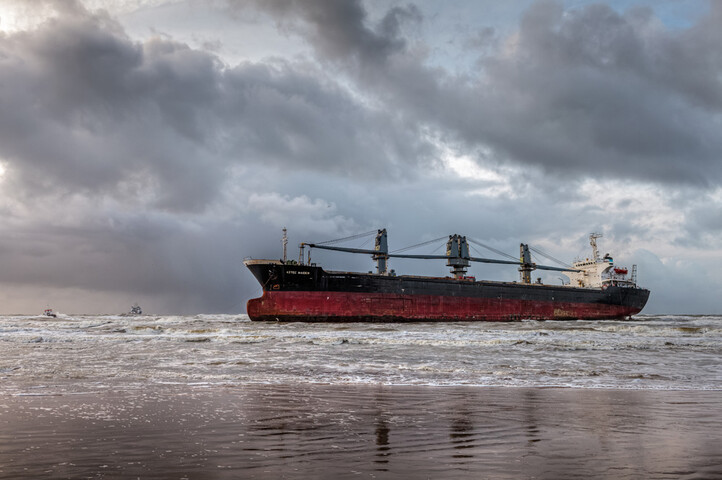 2012.1774; Digitale foto van de op 20 januari 2012 gestrande bulkcarrier 'Aztec Maiden' op het strand bij Wijk aan Zee; digitaal bestand
