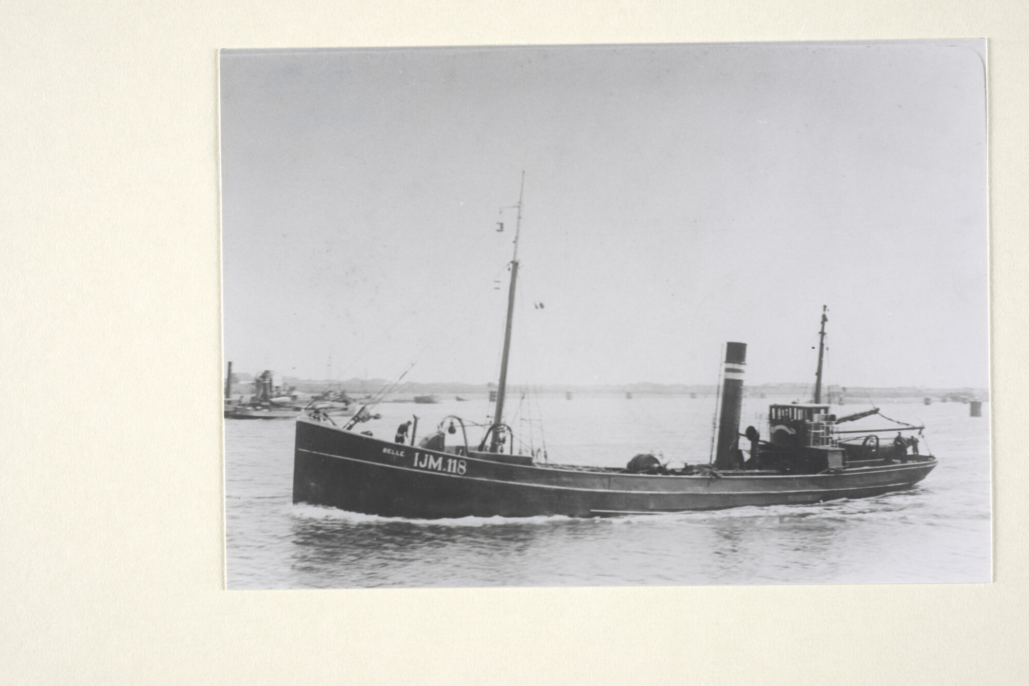 1997.1644; De stoomtrawler Belle (IJM 118, ex- Tyne Belle) van de Stoomvisserij Maatschappij Overijssel (C; foto