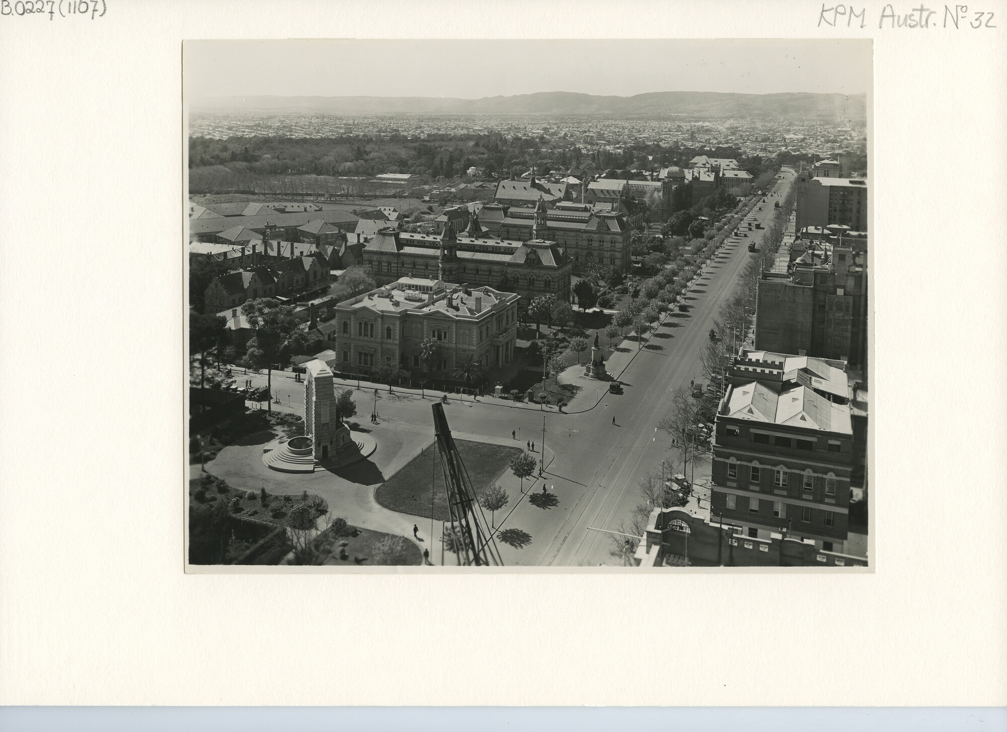 B.0227(1167); Straatgezicht te Adelaide (Australië). Met verbreede boulevards; foto