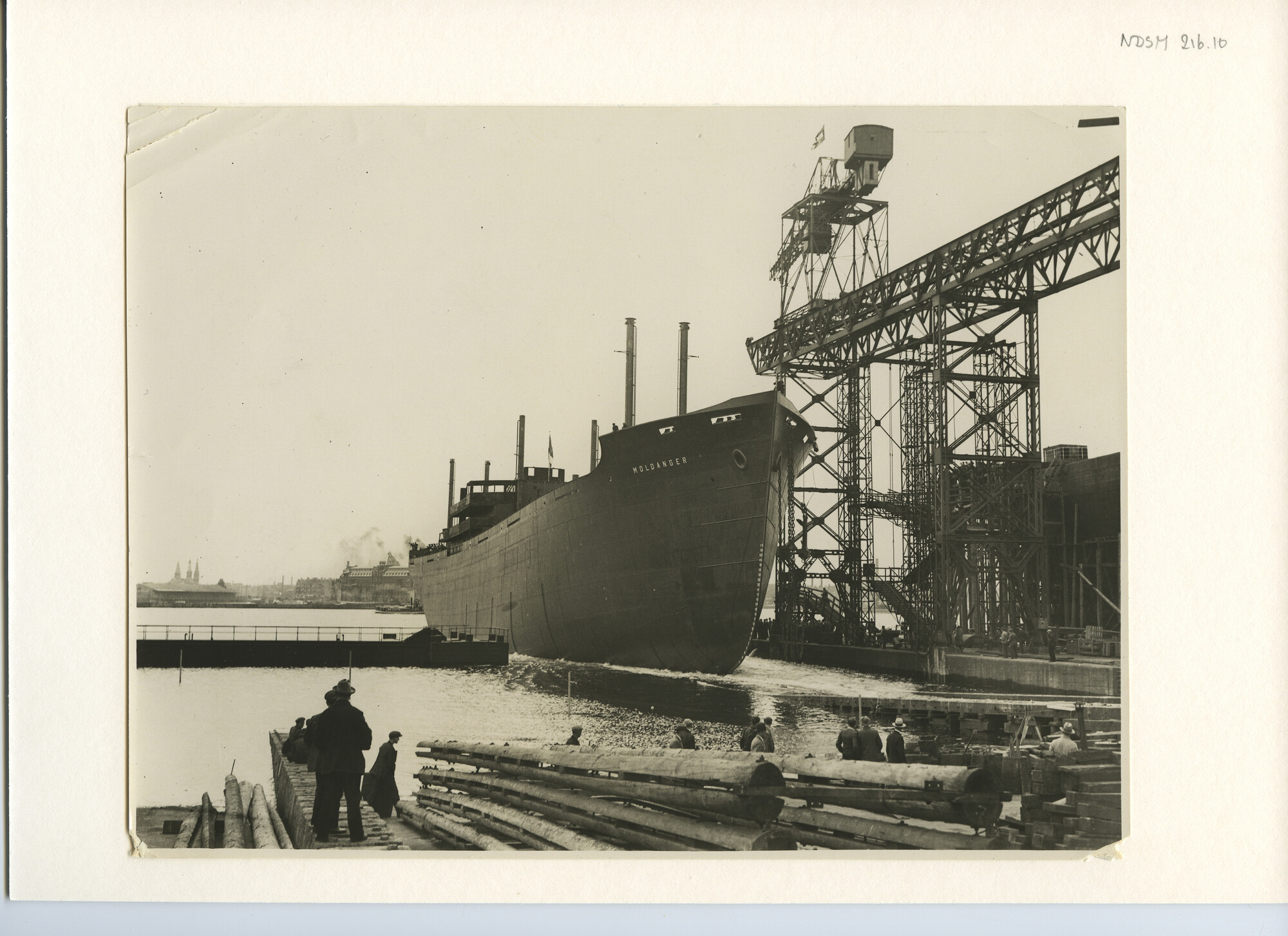 S.5444(0945)3; Foto van de tewaterlating van het Noorse vrachtschip ms. Moldanger; foto