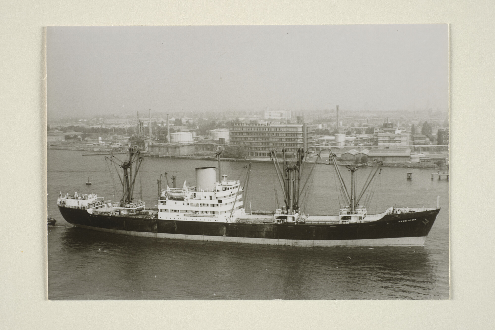 1995.5435; Het vrachtschip ms. 'Freetown' van de Nederlandsche Stoomvaart Maatschappij Oceaan, gezien op het IJ te Amsterdam; foto