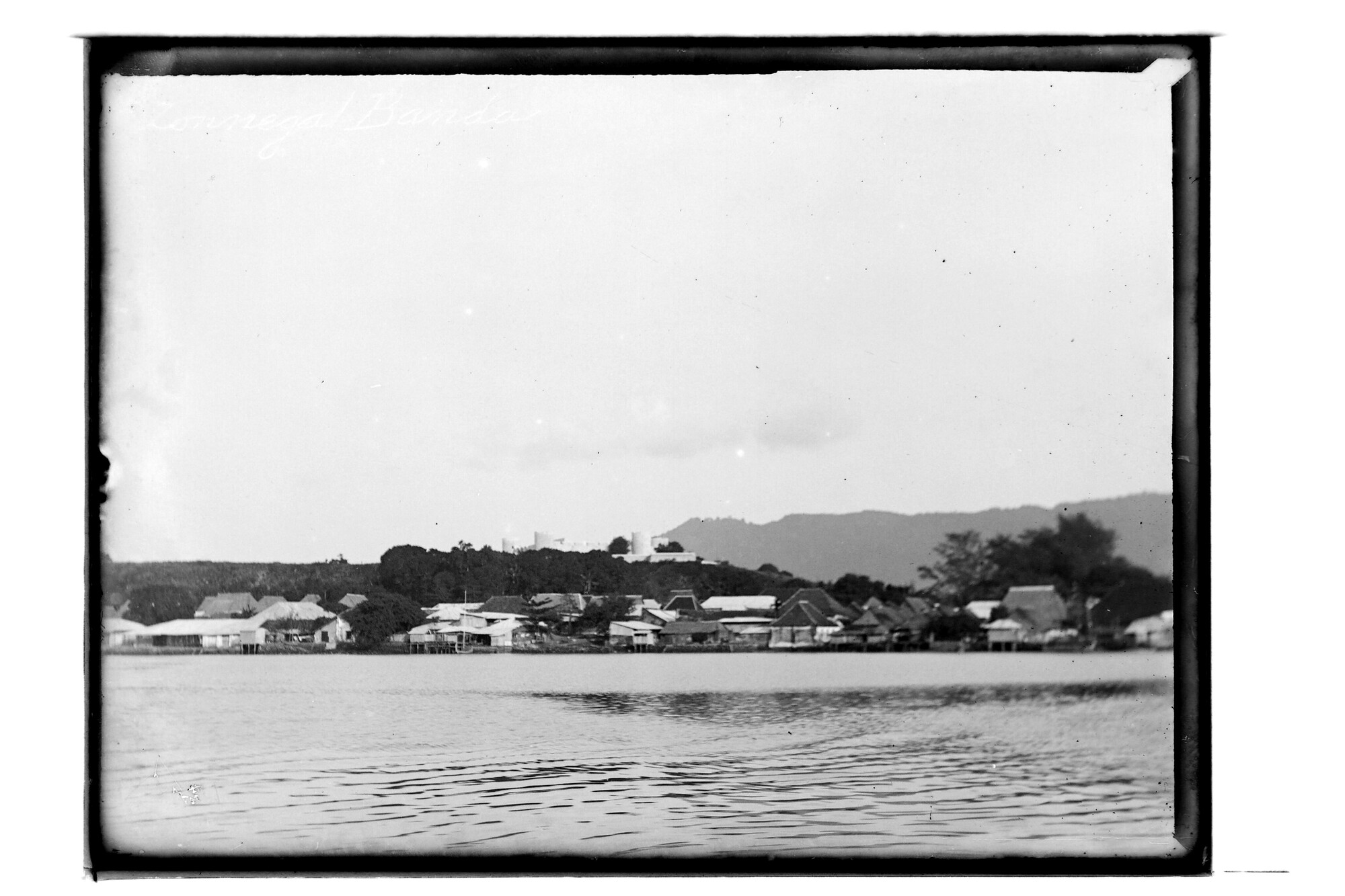 S.3319(106)a; Gezicht op Banda Neira (Molukken) met het voormalige fort Nassau; negatief