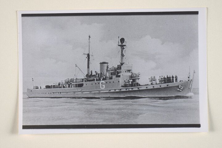1994.6303; [Artist's impression van] de mijnenveger Hr.Ms. 'Jan van Gelder' op zee, omstreeks 1937; foto