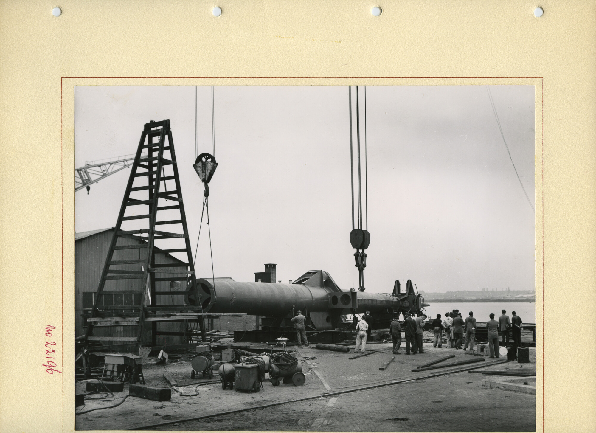 S.5444(0069)02; Reproductiefoto van de verbouwing van het vrachtschip ms. Delft bij de NDSM; foto