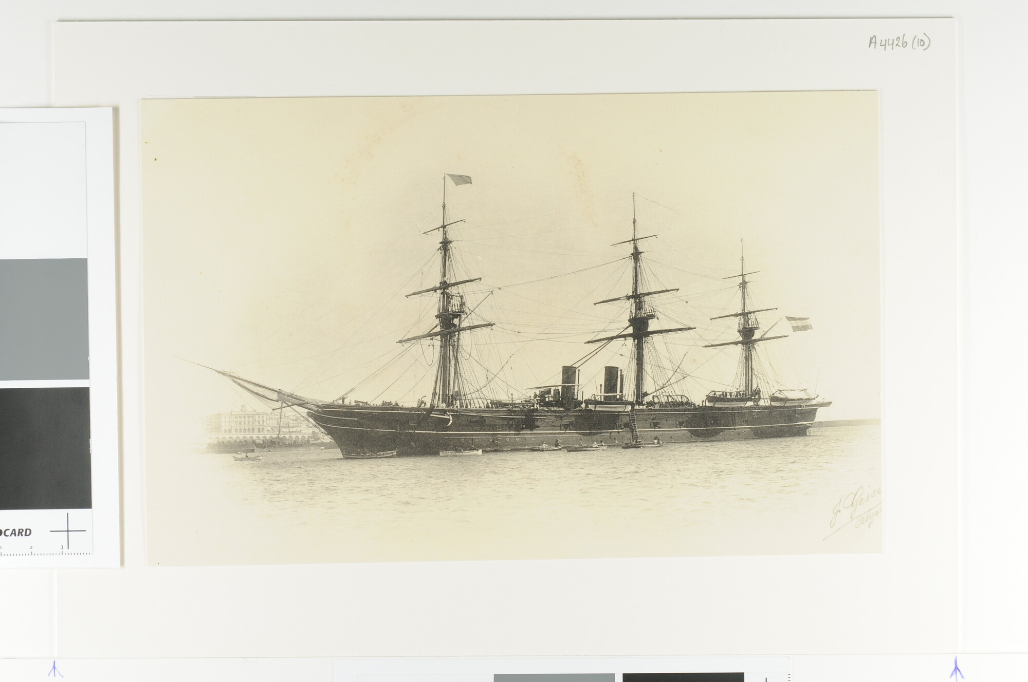 A.4426(10); Een fregat van het type 'Atjeh' ligt op de rede van Algiers voor anker; foto
