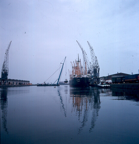 S.9100(8826); Dia van het Indonesische vrachtschip ms. 'Pratita' uit Jakarta; diapositief