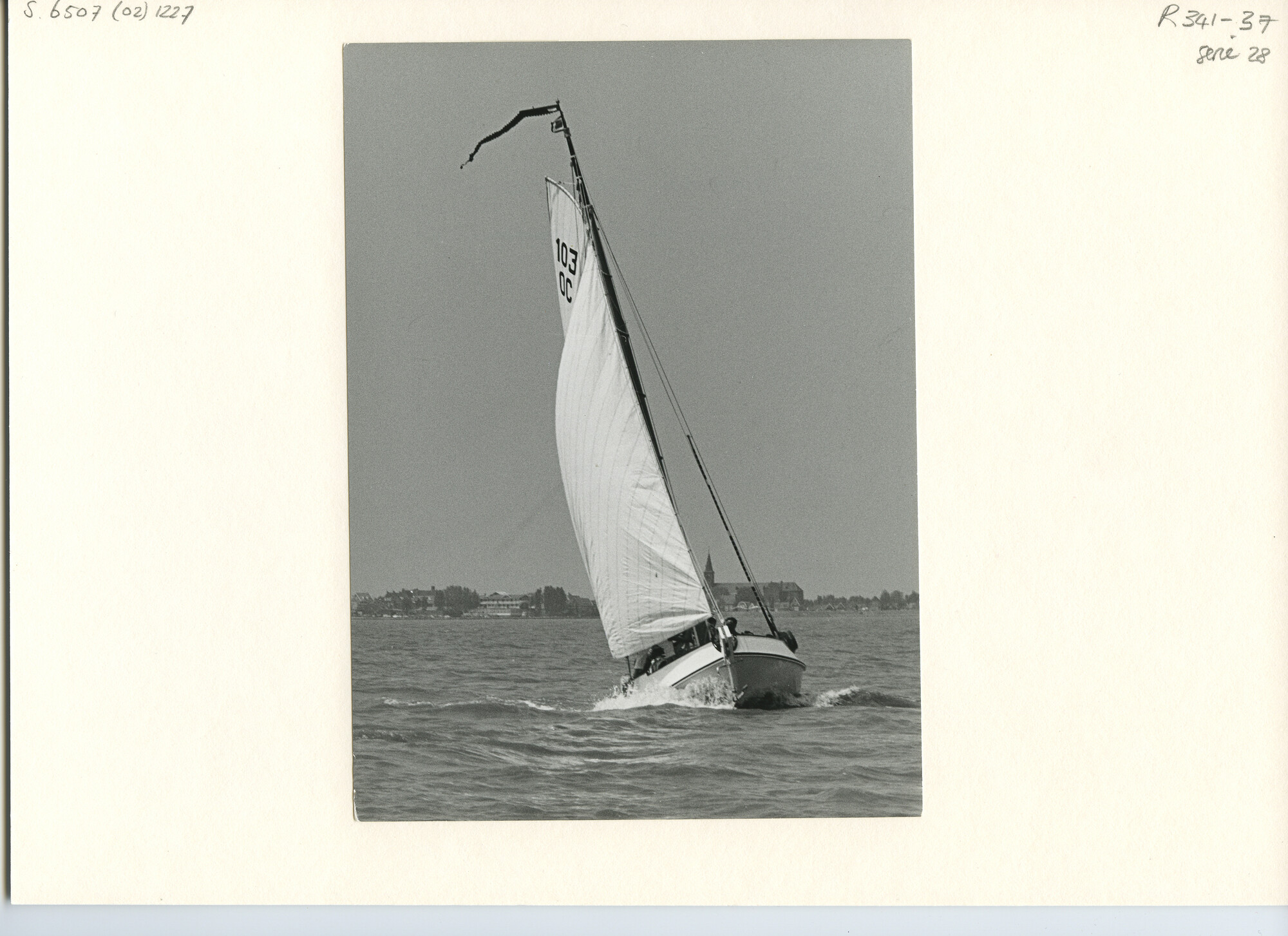 S.6507(02)1227.02; Zwart-wit foto van de start van de 100-mijlrace voor Volendam; foto