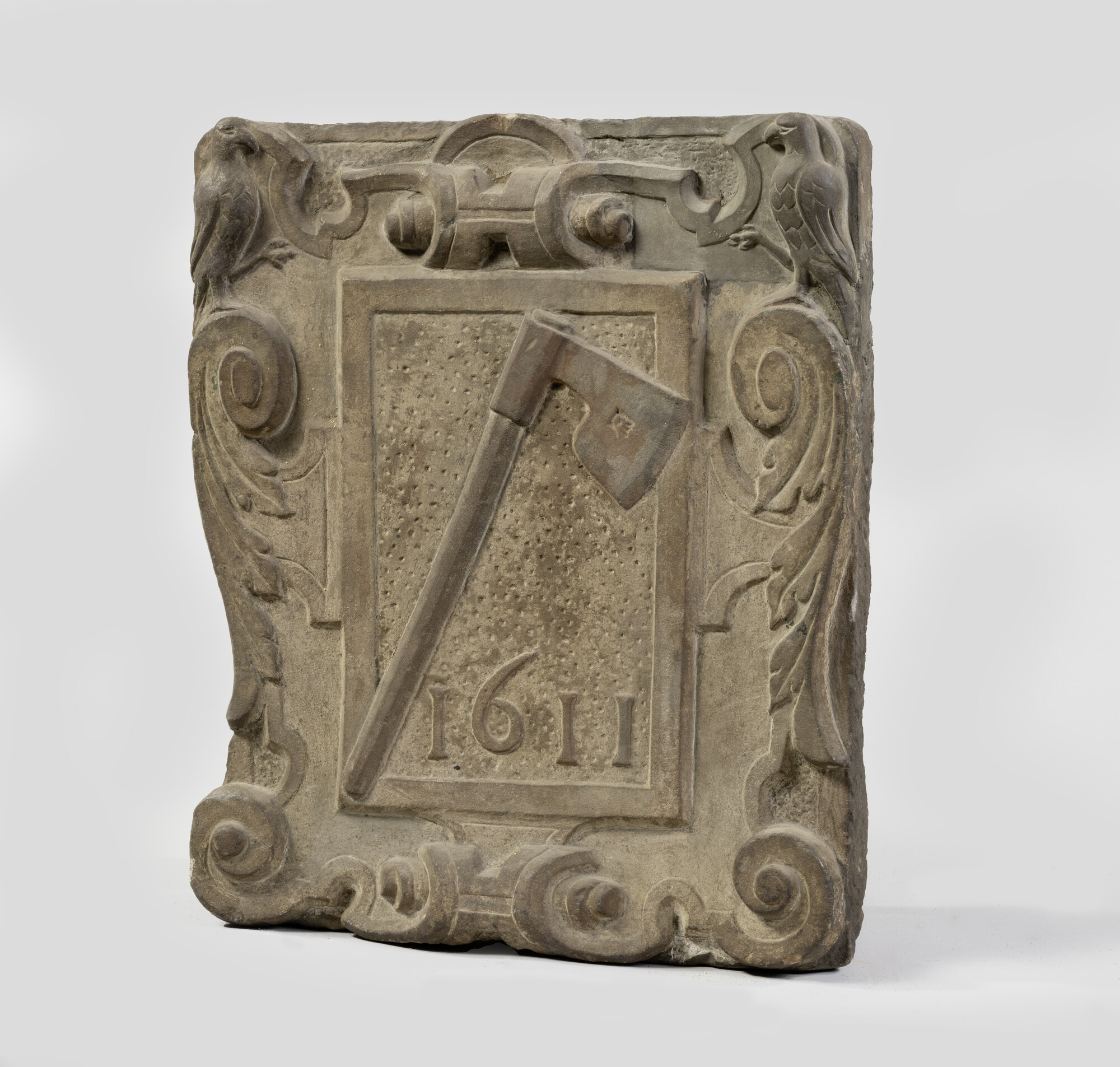 A.4854; Gevelsteen met voorstelling van een scheepsbouwersbijl en jaartal 1611; gevelsteen