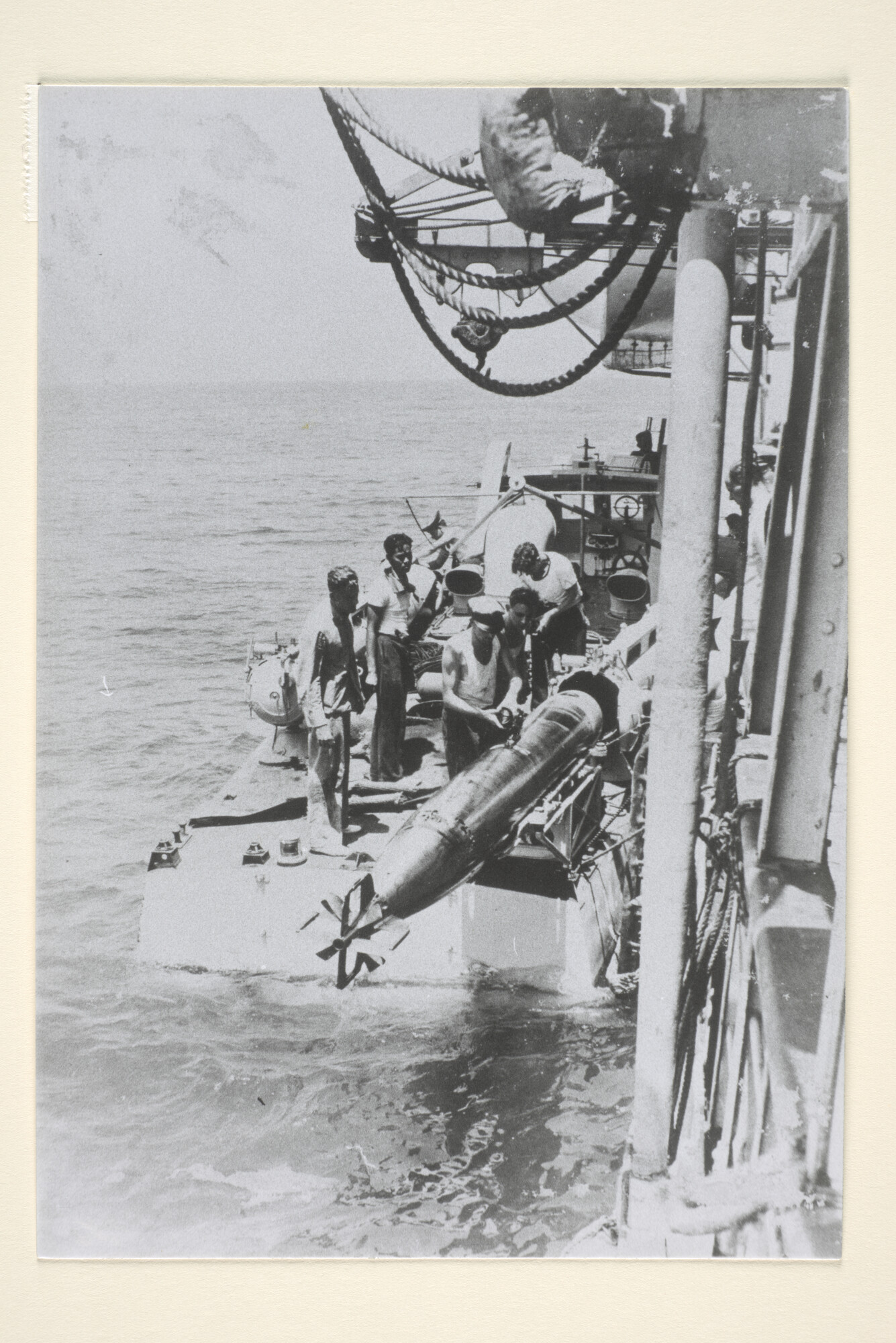 1995.1303; Reproductiefoto's van motortorpedoboot 'TM 5' tijdens oefeningen in de Indische wateren; fotoreportage