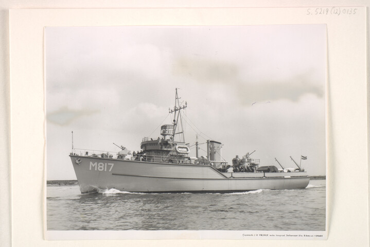S.5219(12)0135; De onder MDAP-voorwaarden gebouwde houten kustmijnenveger Hr.Ms. 'Venlo' (M 817) bij de ASM; foto