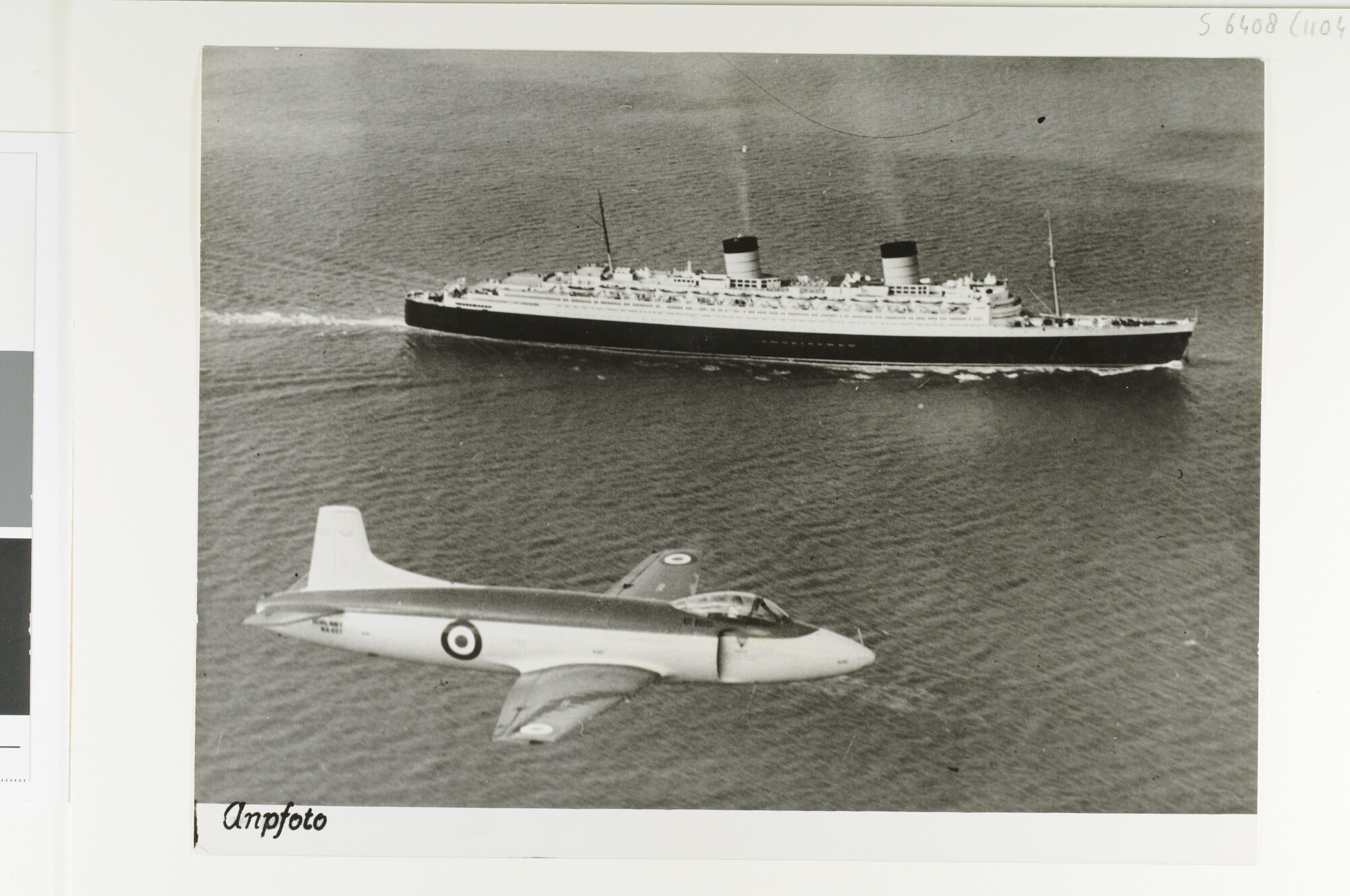 S.6408(1104); Een luchtfoto van het Britse luxe passagiersschip 'Queen Elizabeth' van de Cunard - White Star Line; foto