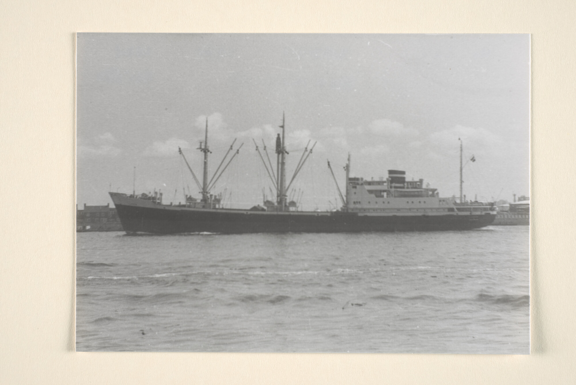 1995.6863; Het vrachtschip ms. 'Ladon' van de KNSM; foto