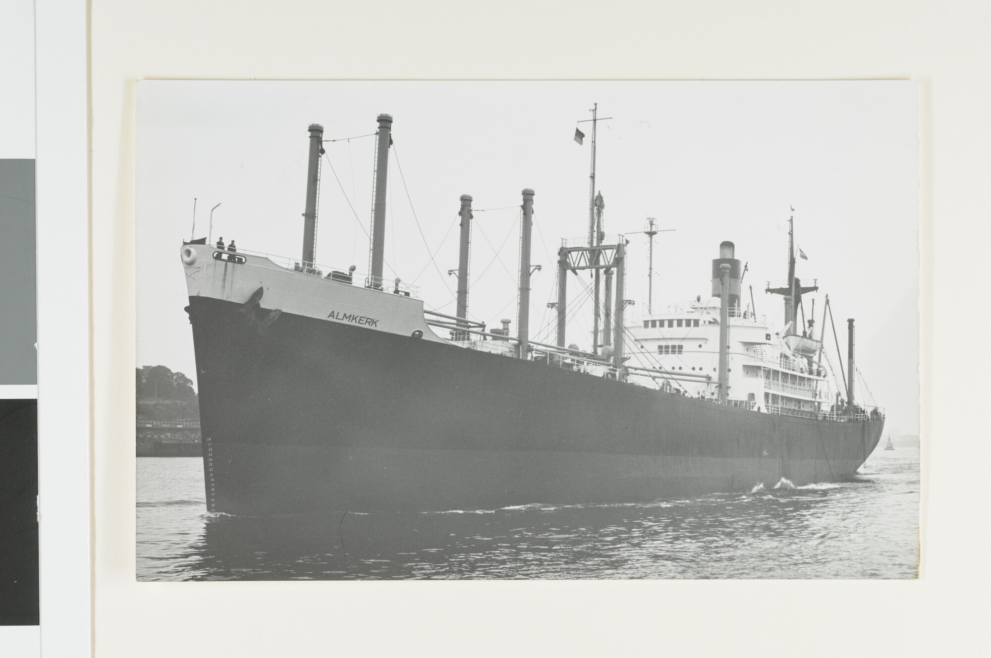 A.4743(20); Het vrachtschip 'Almkerk' van de VNS; foto