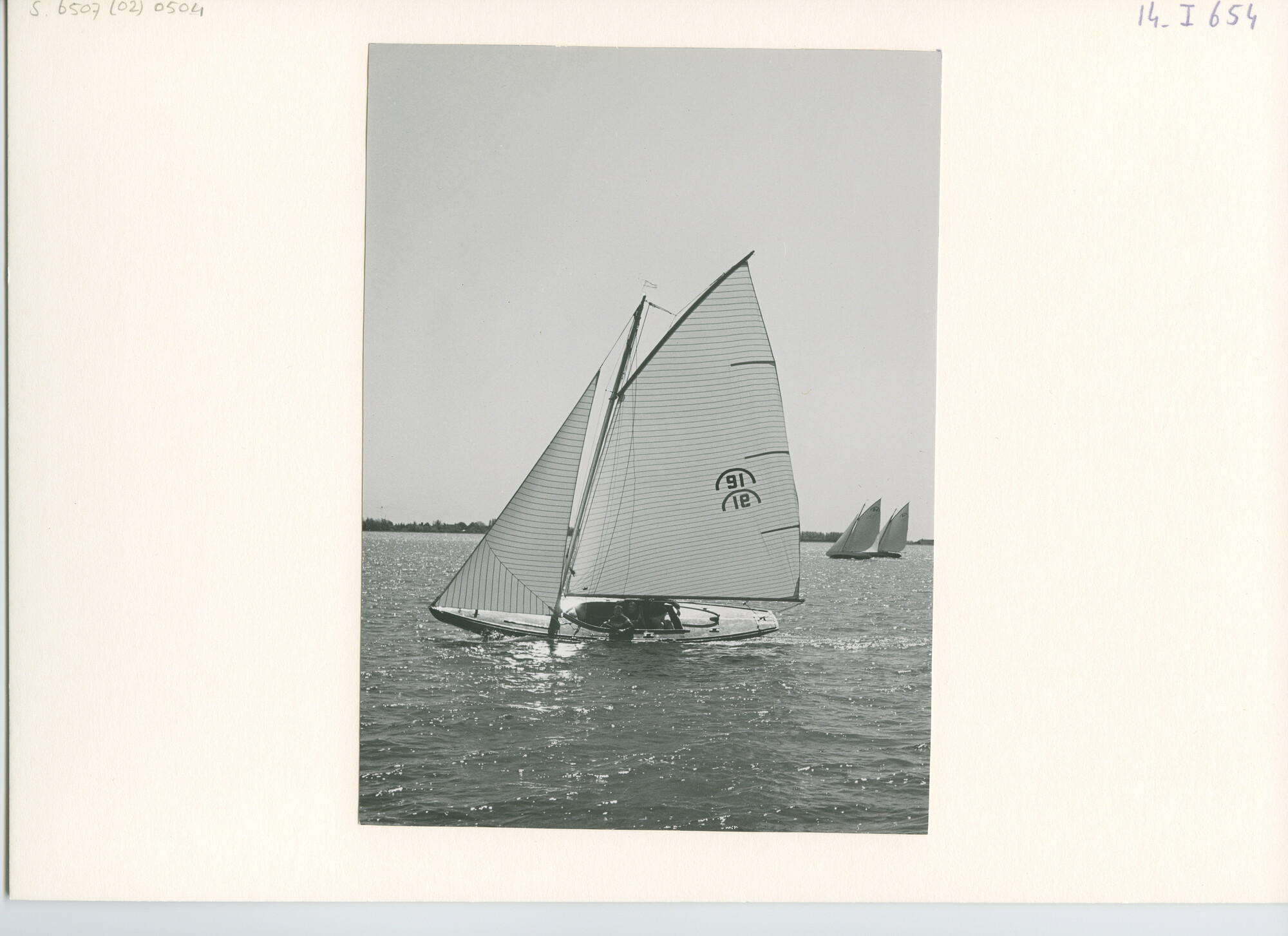 S.6507(02)0504.01; Zwart-wit foto van de Regenboogklasse bij een wedstrijd op het Braassemermeer en op de Kagerplassen, met o.a. nrs; foto