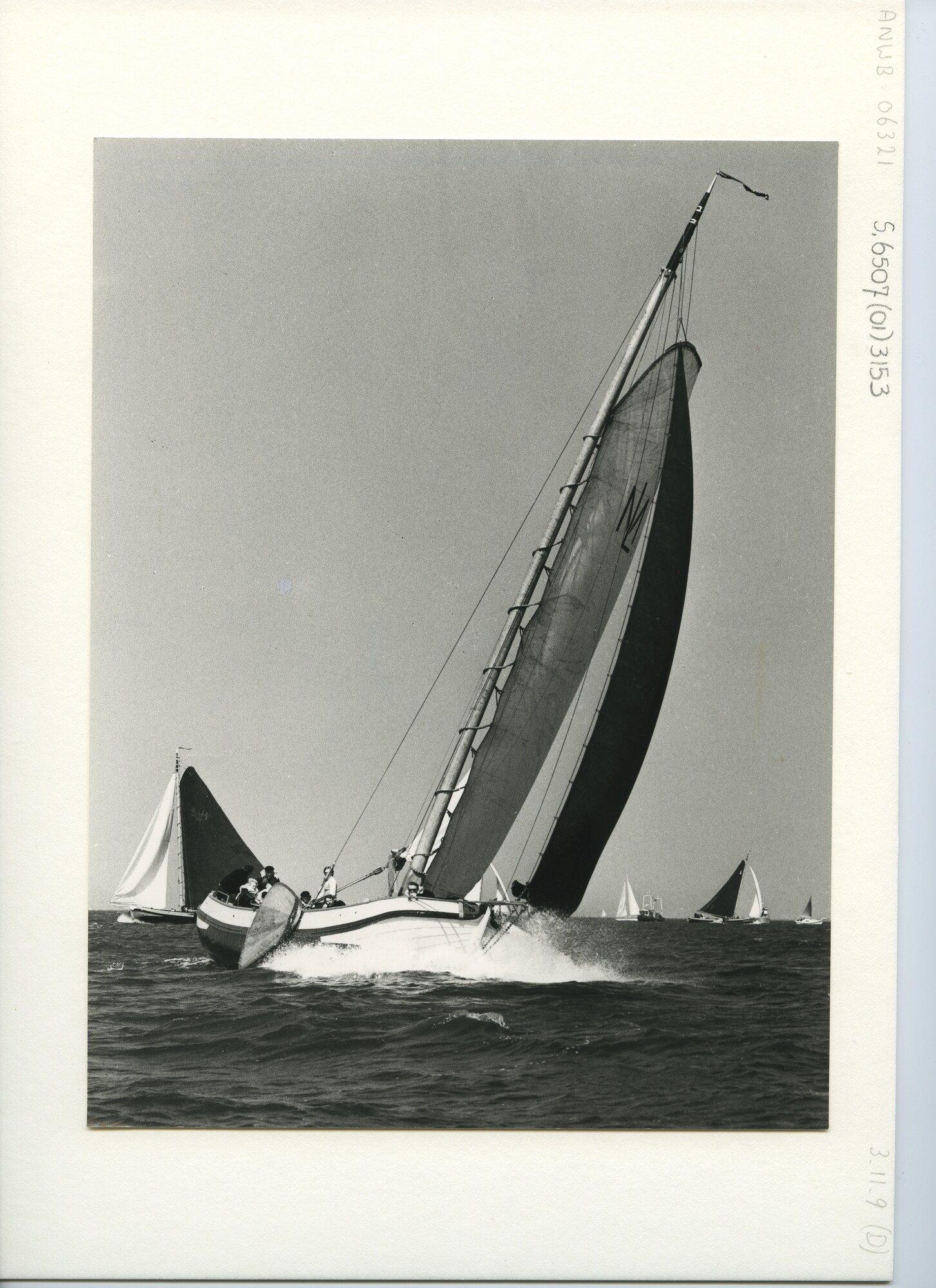 S.6507(01)3153; De hoog aan de wind zeilende Lodewijk Meeter, schipper van het skûtsje -tjalk- It Doarp Huzum; foto