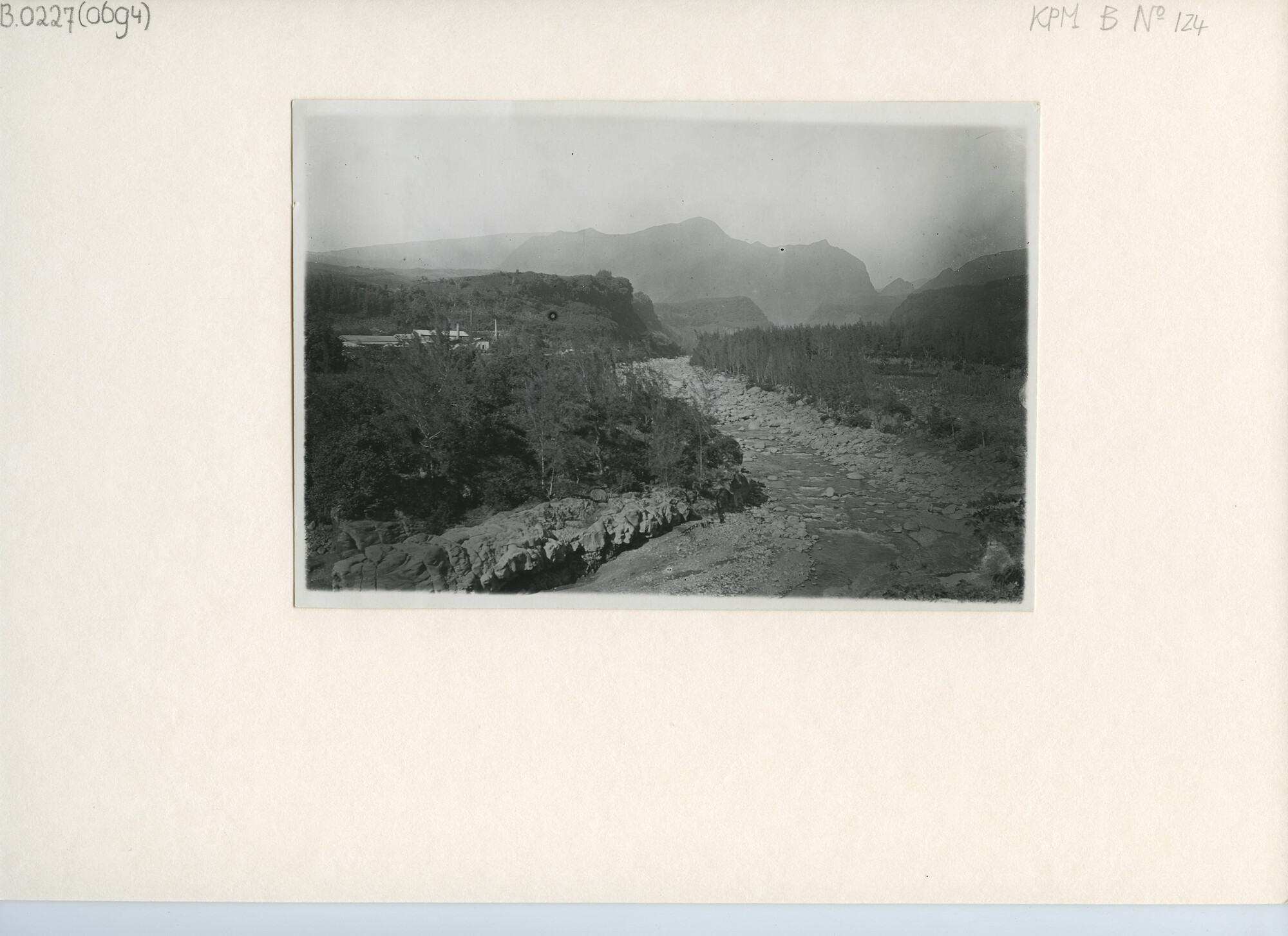 B.0227(0694); Gezicht op Réunion: rivier en suikerfabriek; foto