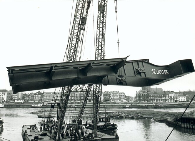 S.5219(12)0548; Foto's van het laden van brugdelen voor een nieuwe brug voor Rijksweg no. 1 bij Muiden op een dekschuit bij de ASM[...]; fotoreportage
