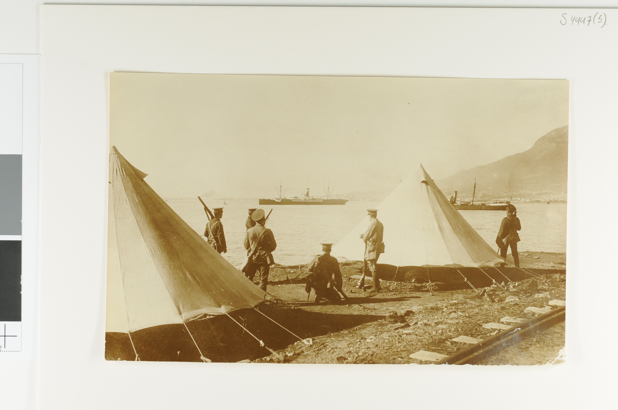 S.4447(05); Brits militair-bivak; foto