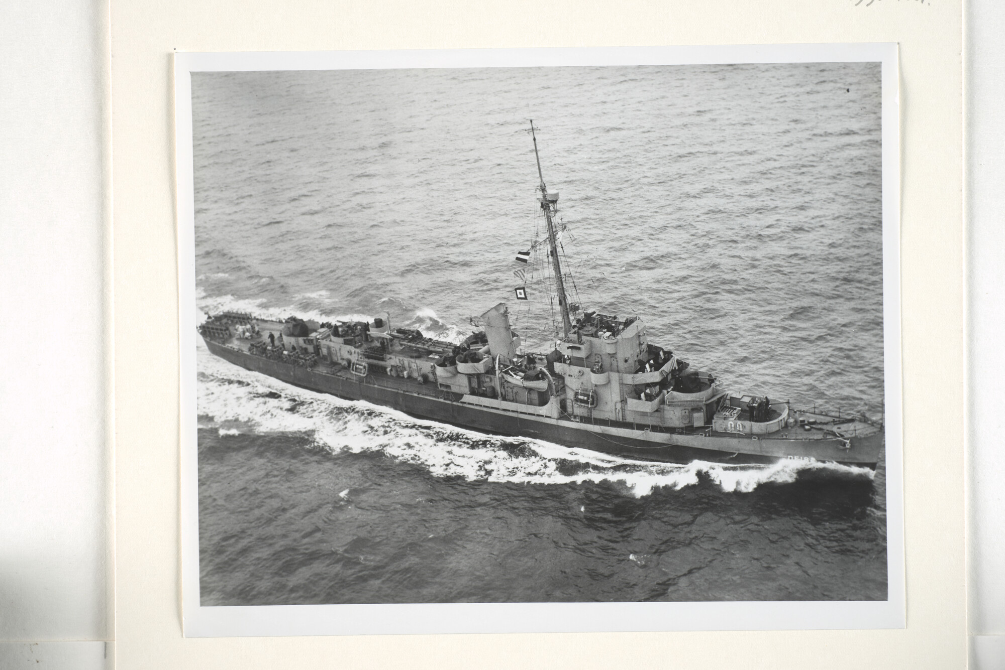 1995.1381; Luchtfoto van de USS 'Gustafson' (DE 182, later Hr.Ms. 'Van Ewijck') op zee; foto