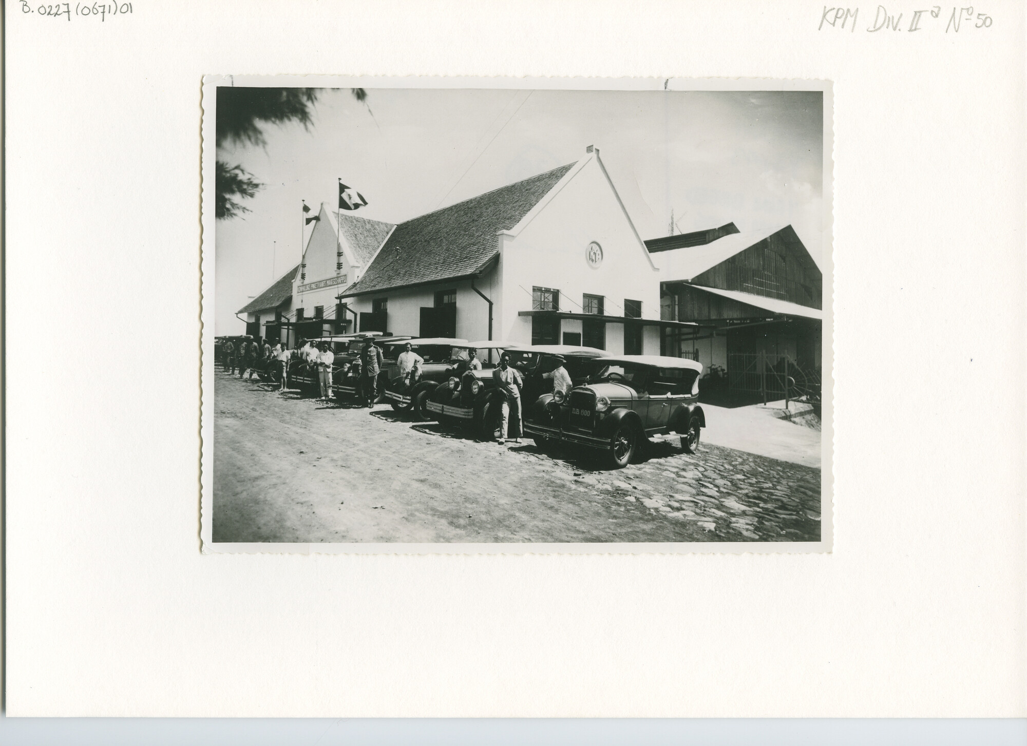 B.0227(0671)01; Het agentschap van de KPM te Menado; foto